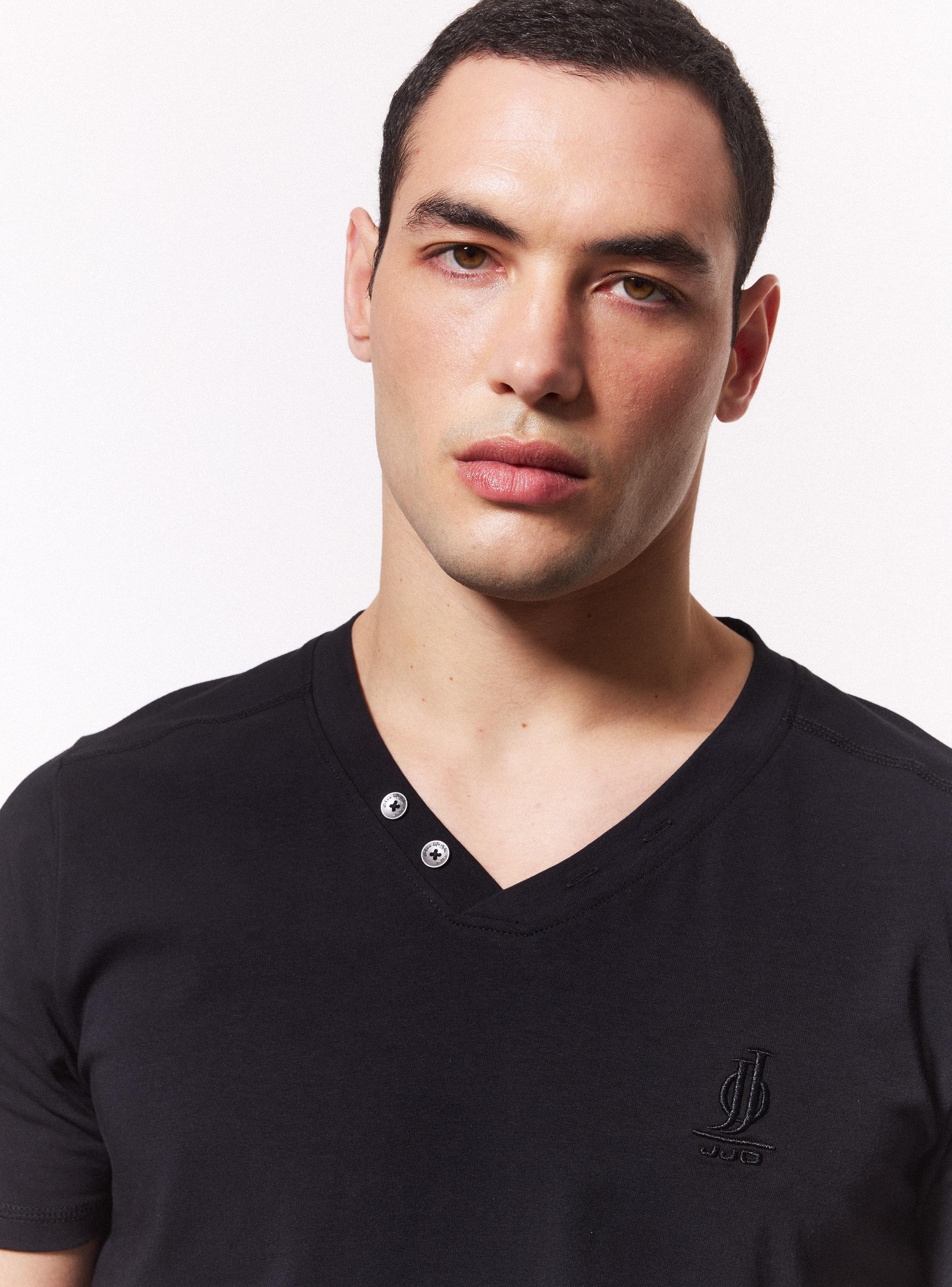 Polera Muscle Fit Botones Cuello V-2