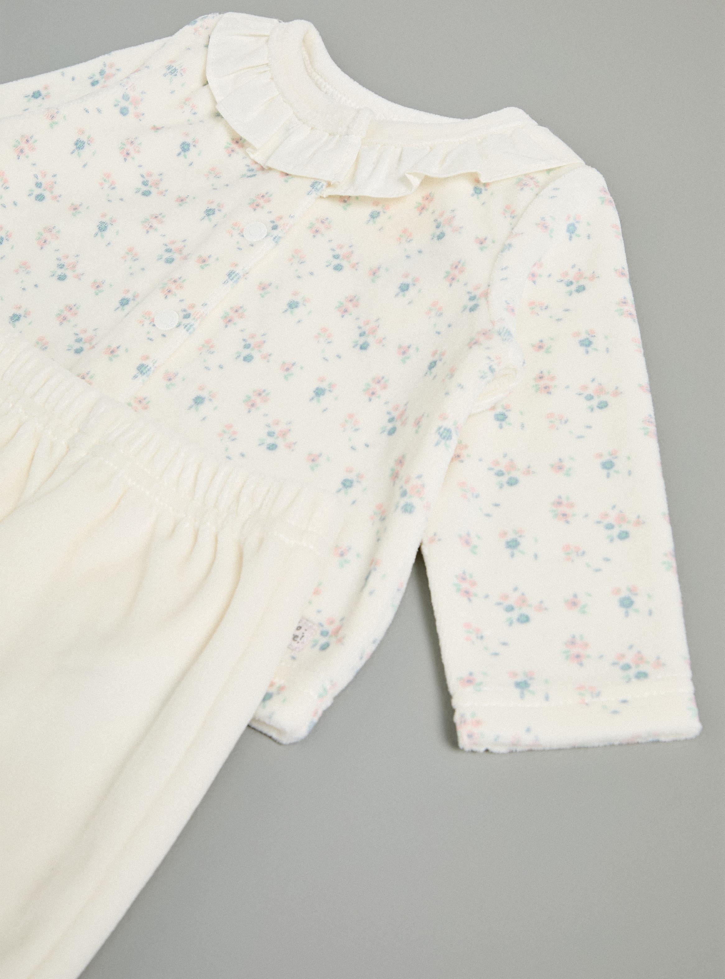 Conjunto con Flores y Cuello Vuelo-3