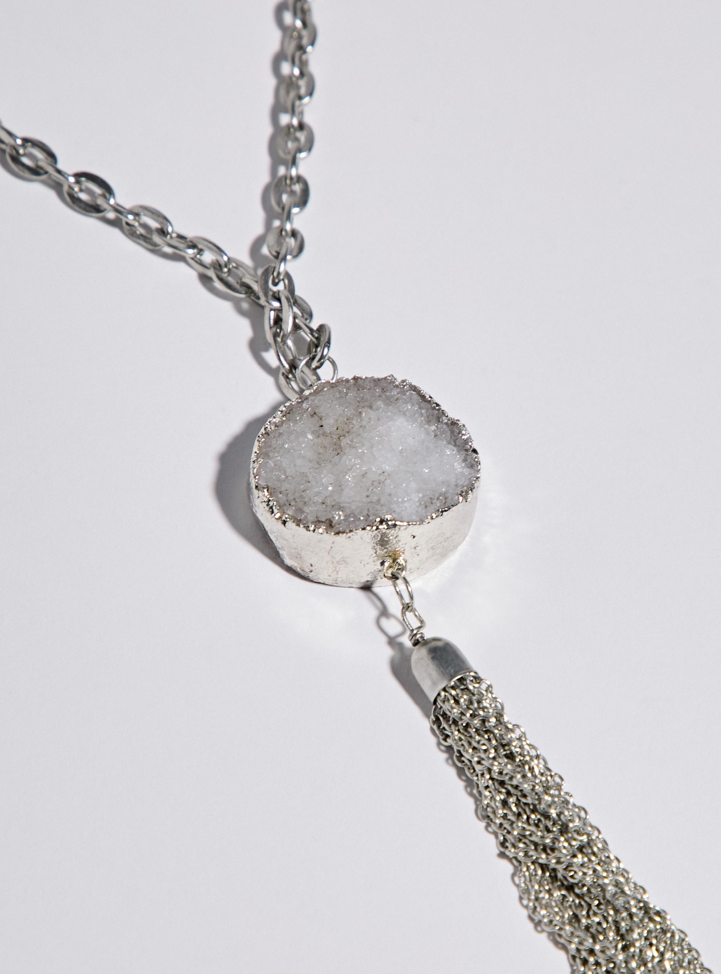 Collar con Piedra Natural y Pompón de Metal-2