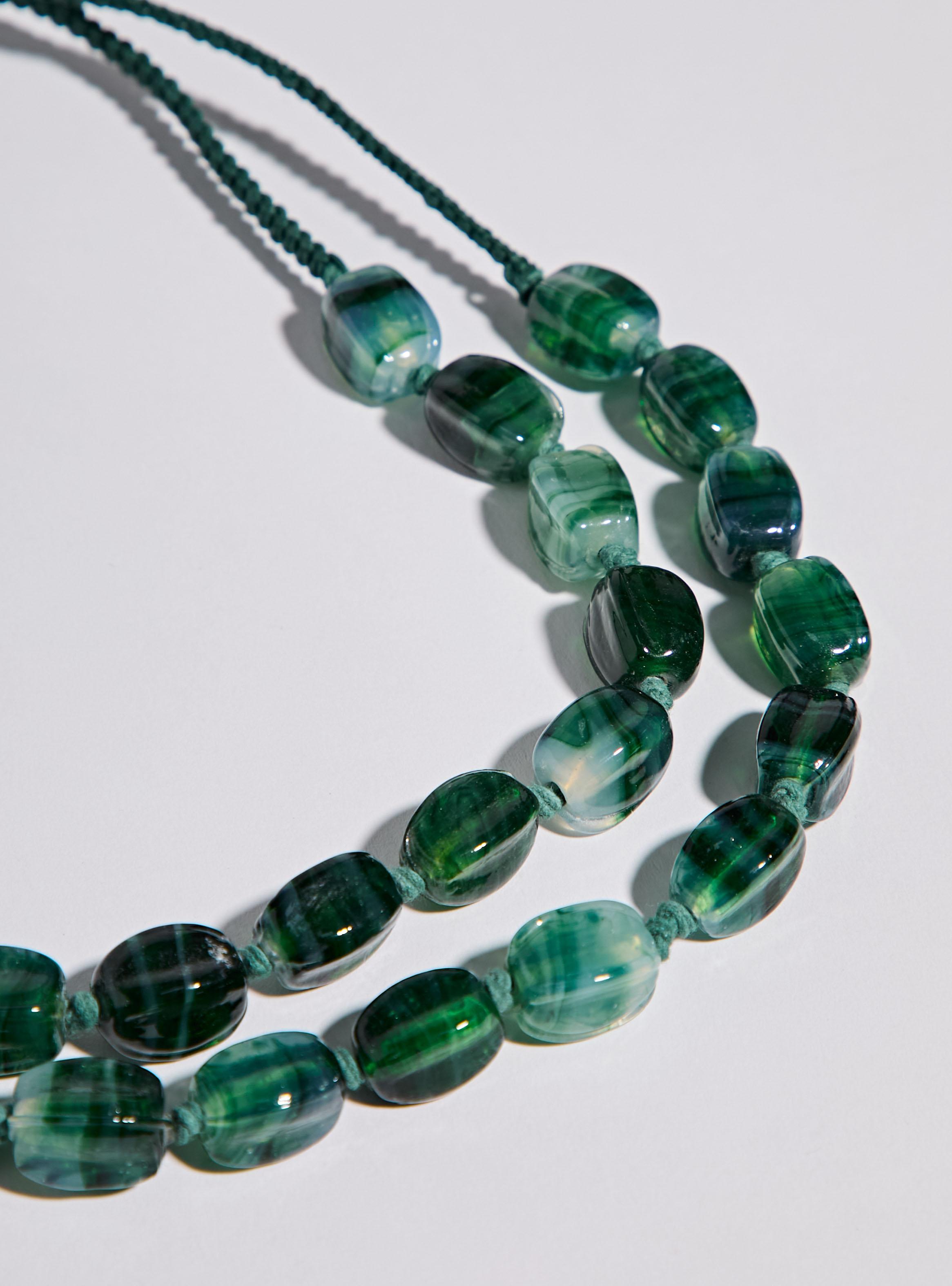Collar con Piedras Naturales en Tonos Verdes-3