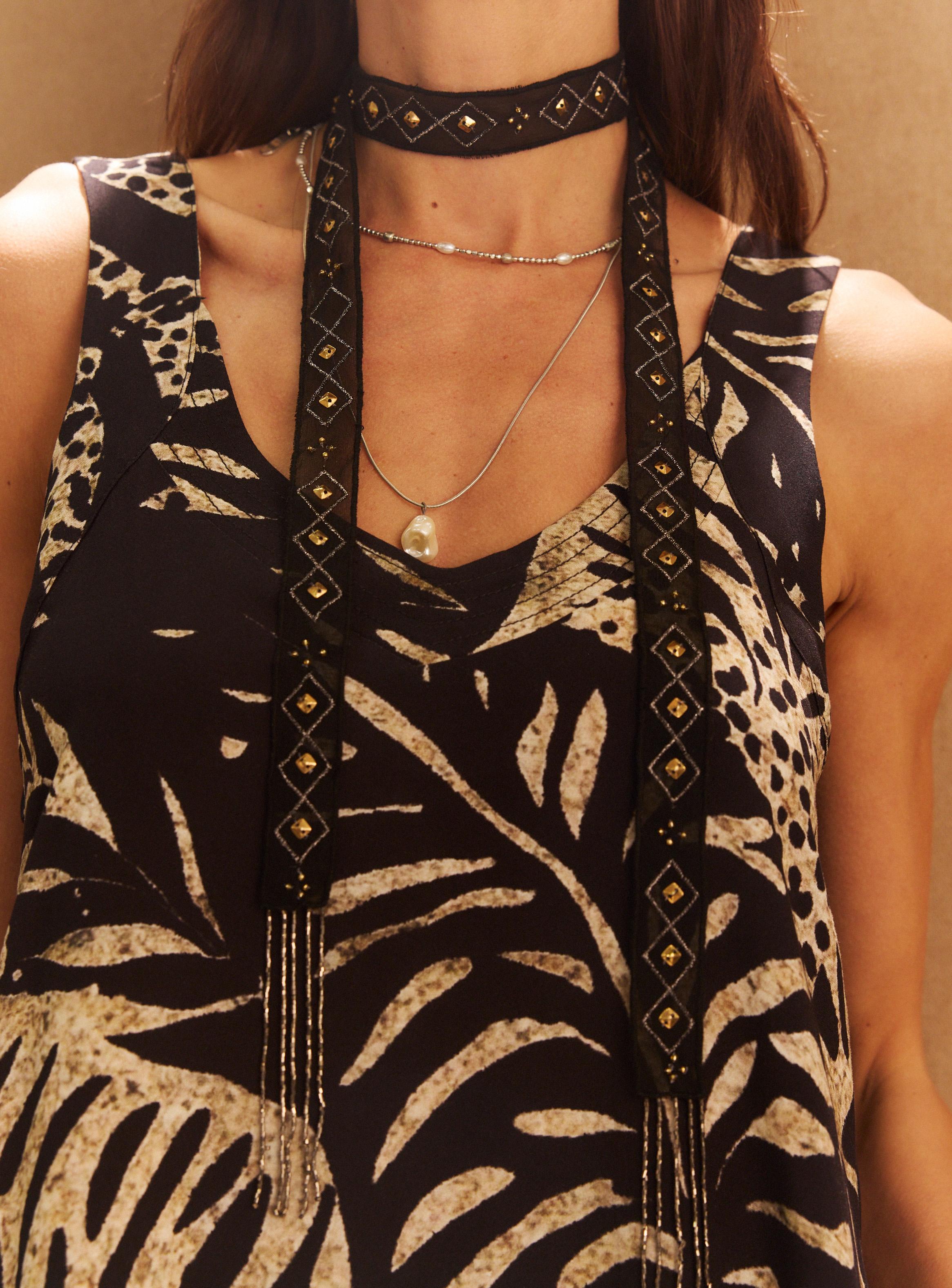 Collar Textil Bordado y Mostacillas con Cadena-1