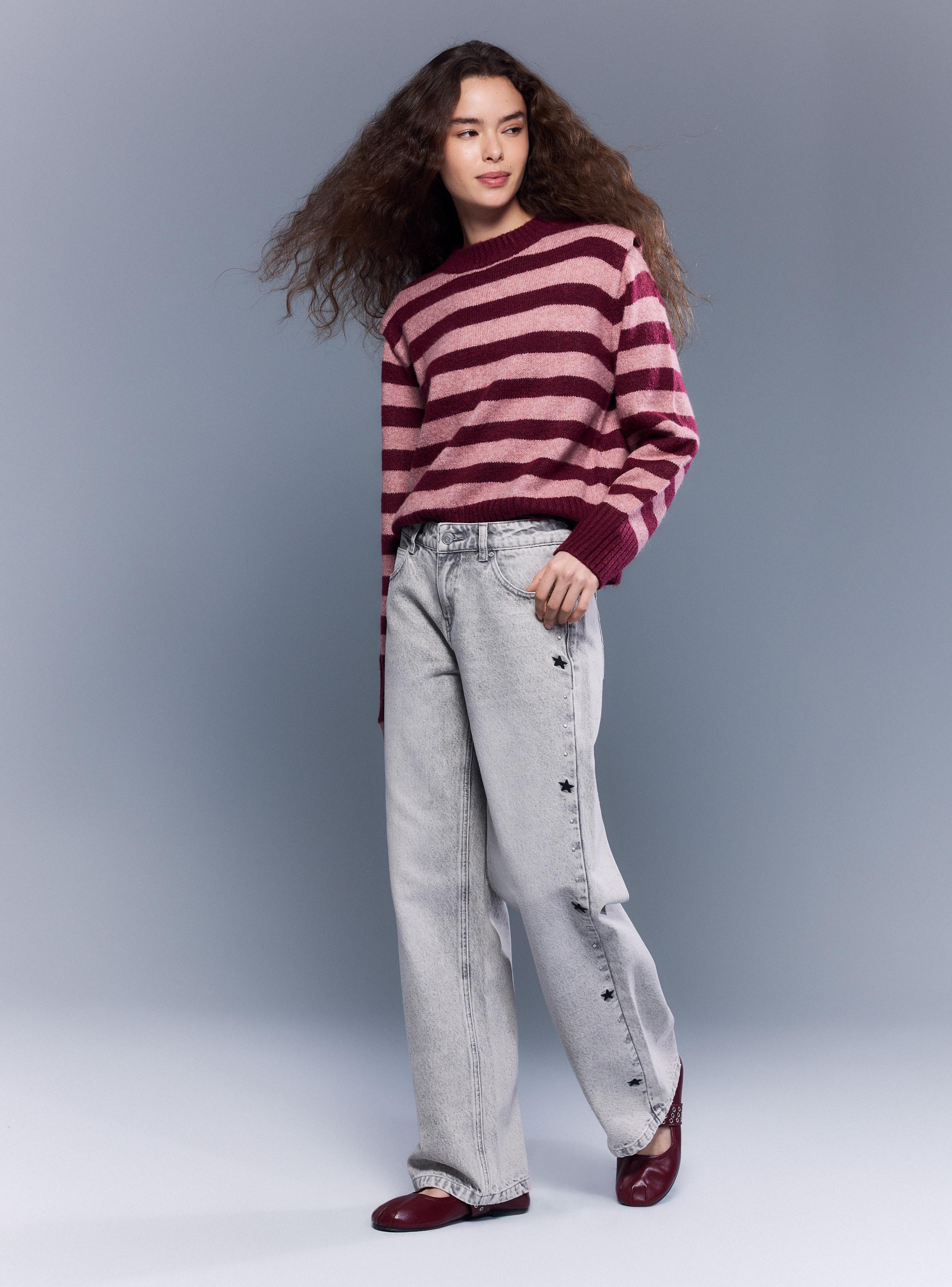 Jeans Straight Tiro Medio con Bordado de Estrellas y Tachas-4