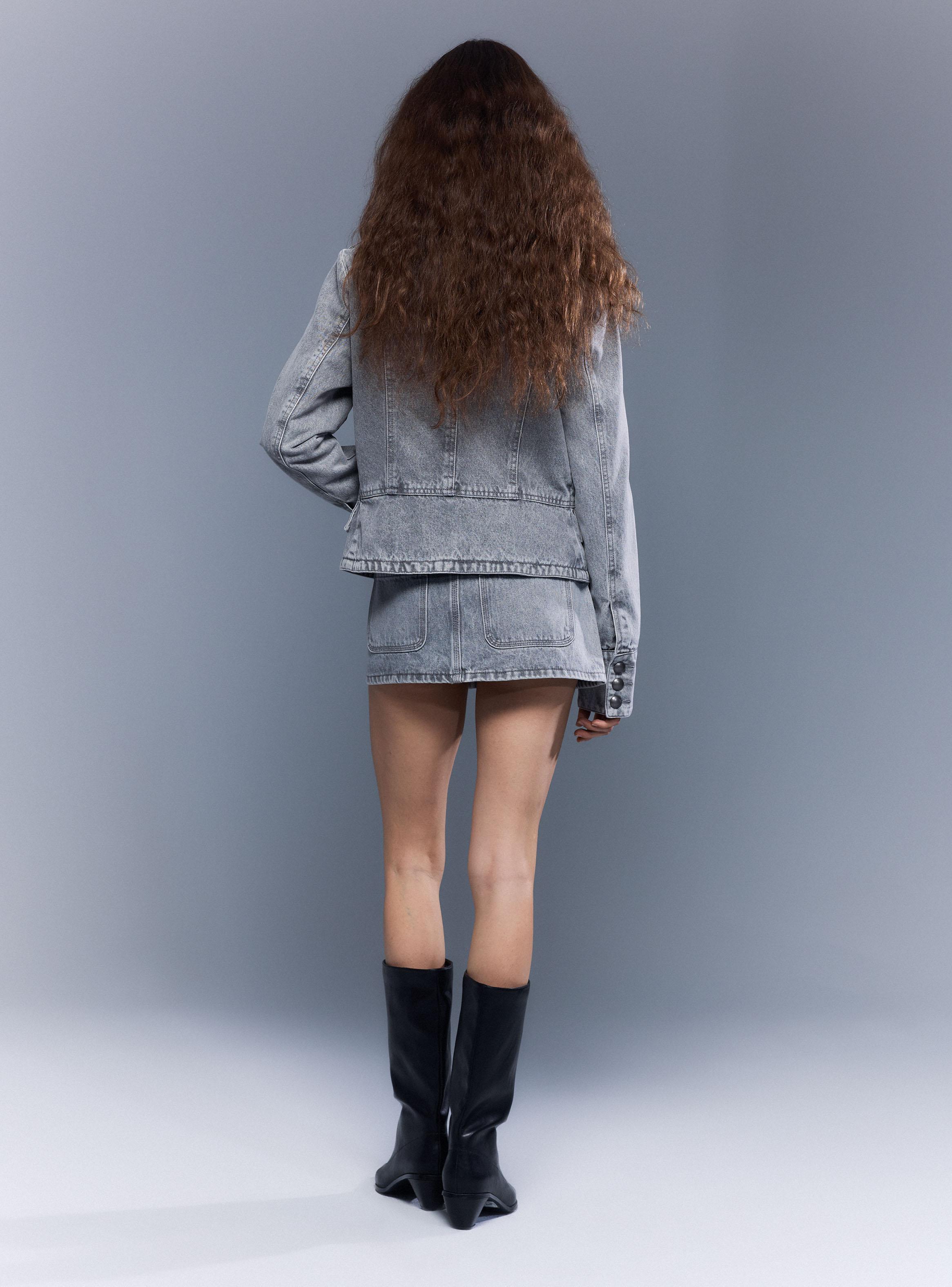 Falda Mini Denim Desgastado Tiro Alto con Botón-5