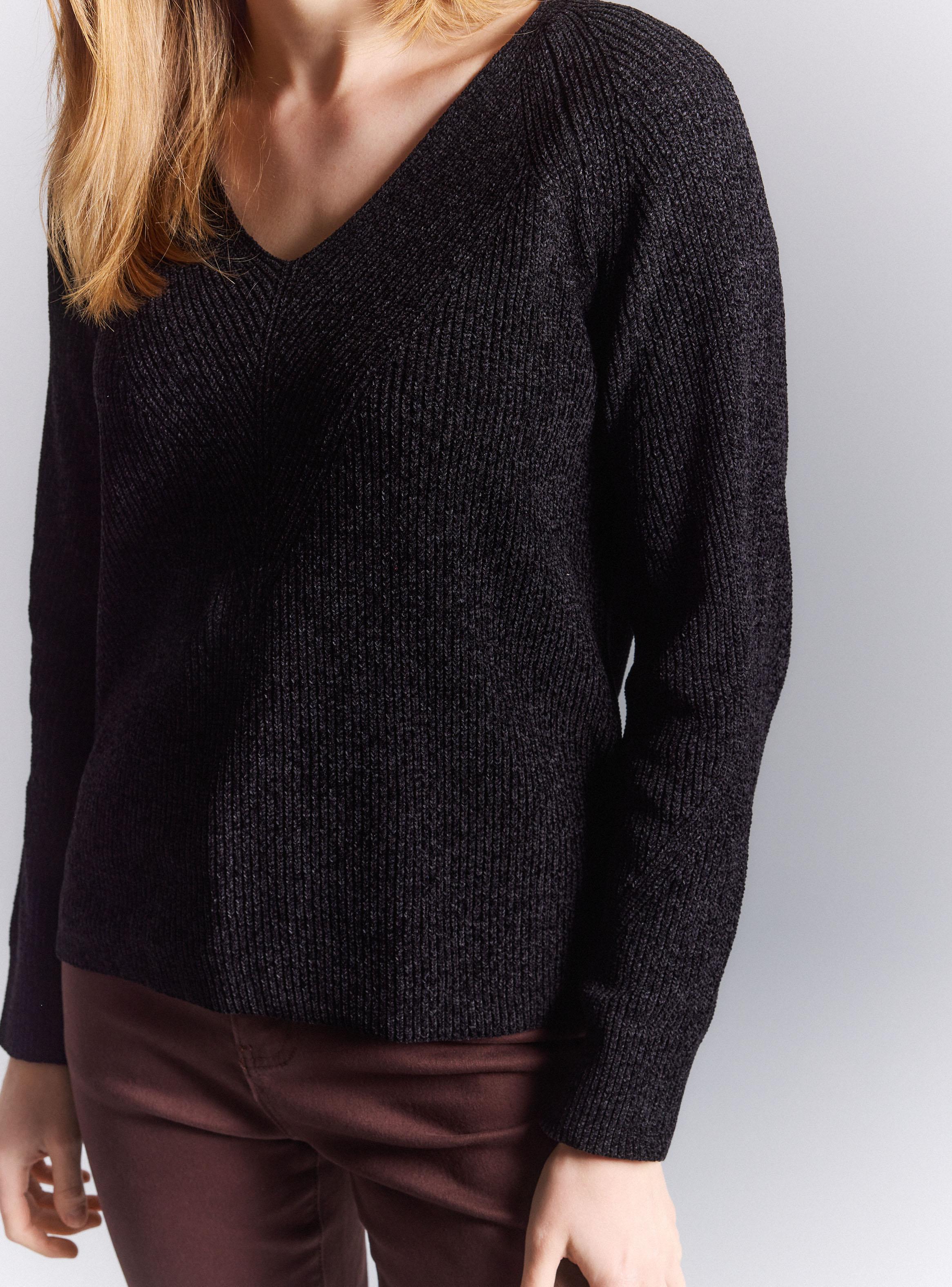 Sweater Tejido Acanalado con Cuello en V Profundo-3