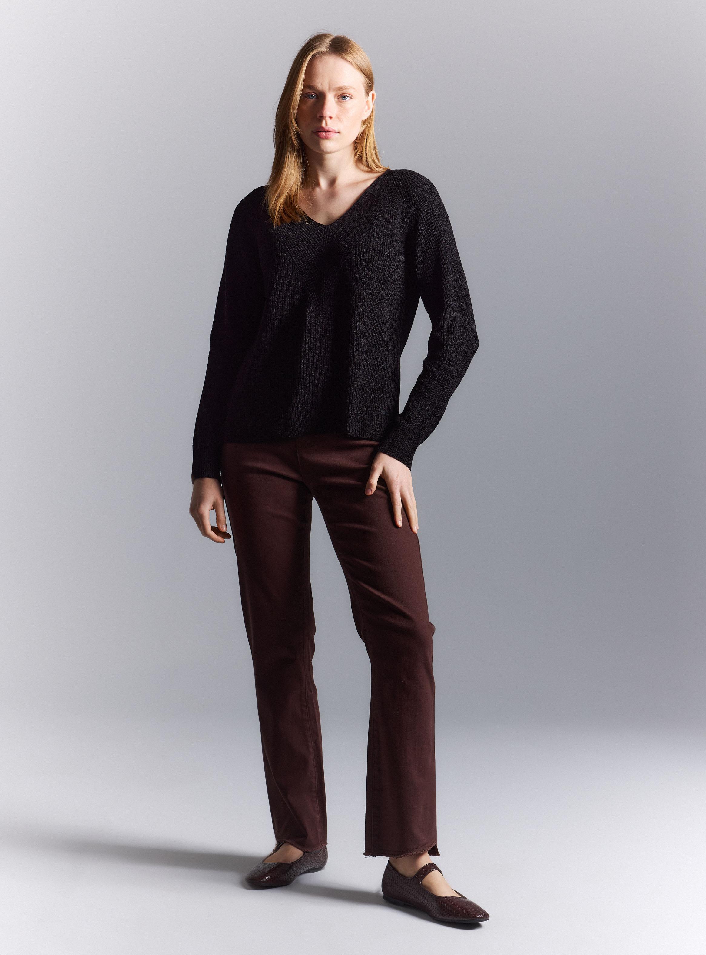 Sweater Tejido Acanalado con Cuello en V Profundo-4