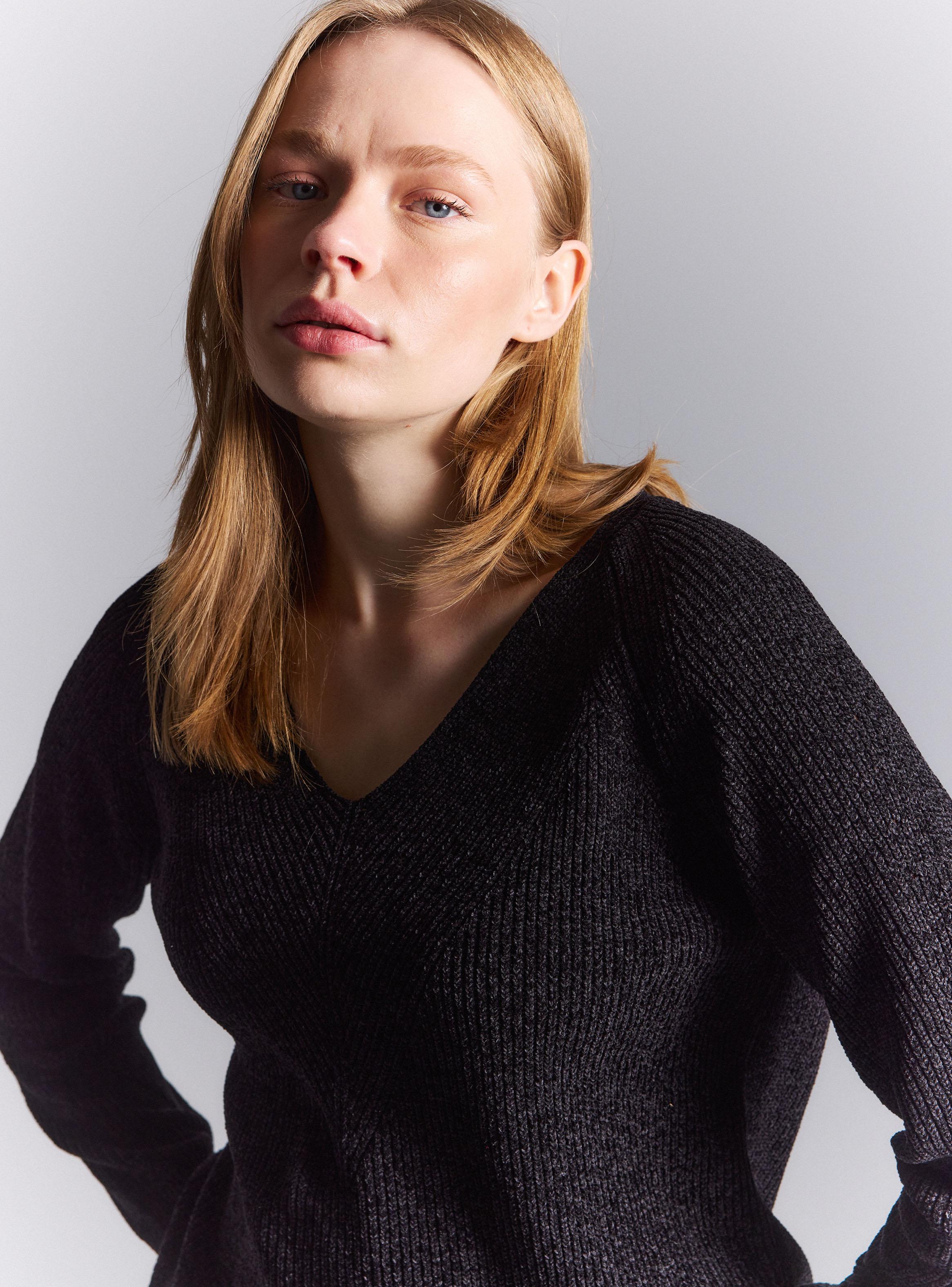 Sweater Tejido Acanalado con Cuello en V Profundo-2