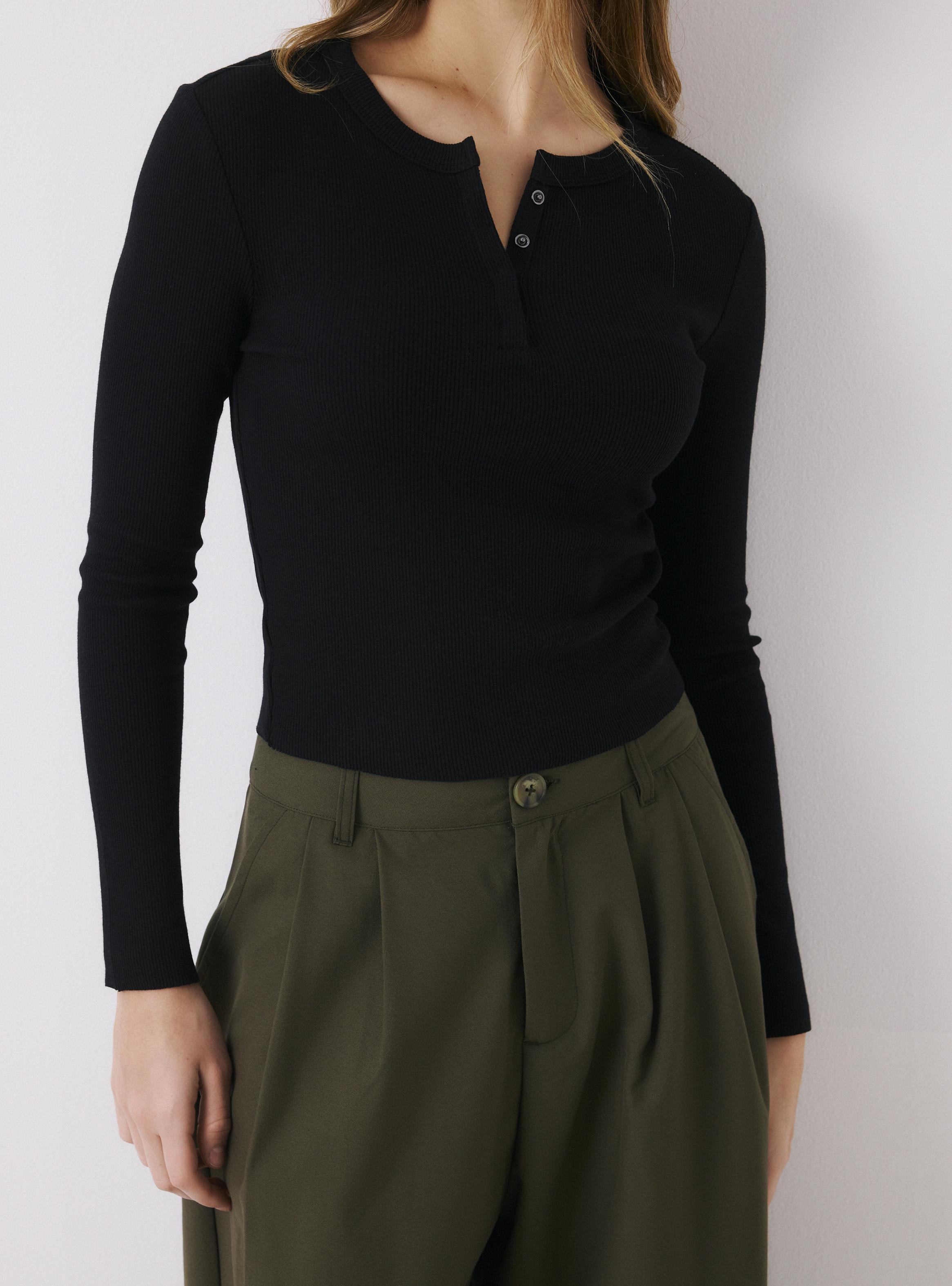 Polera Escote Redondo con Botones Ajustada-3