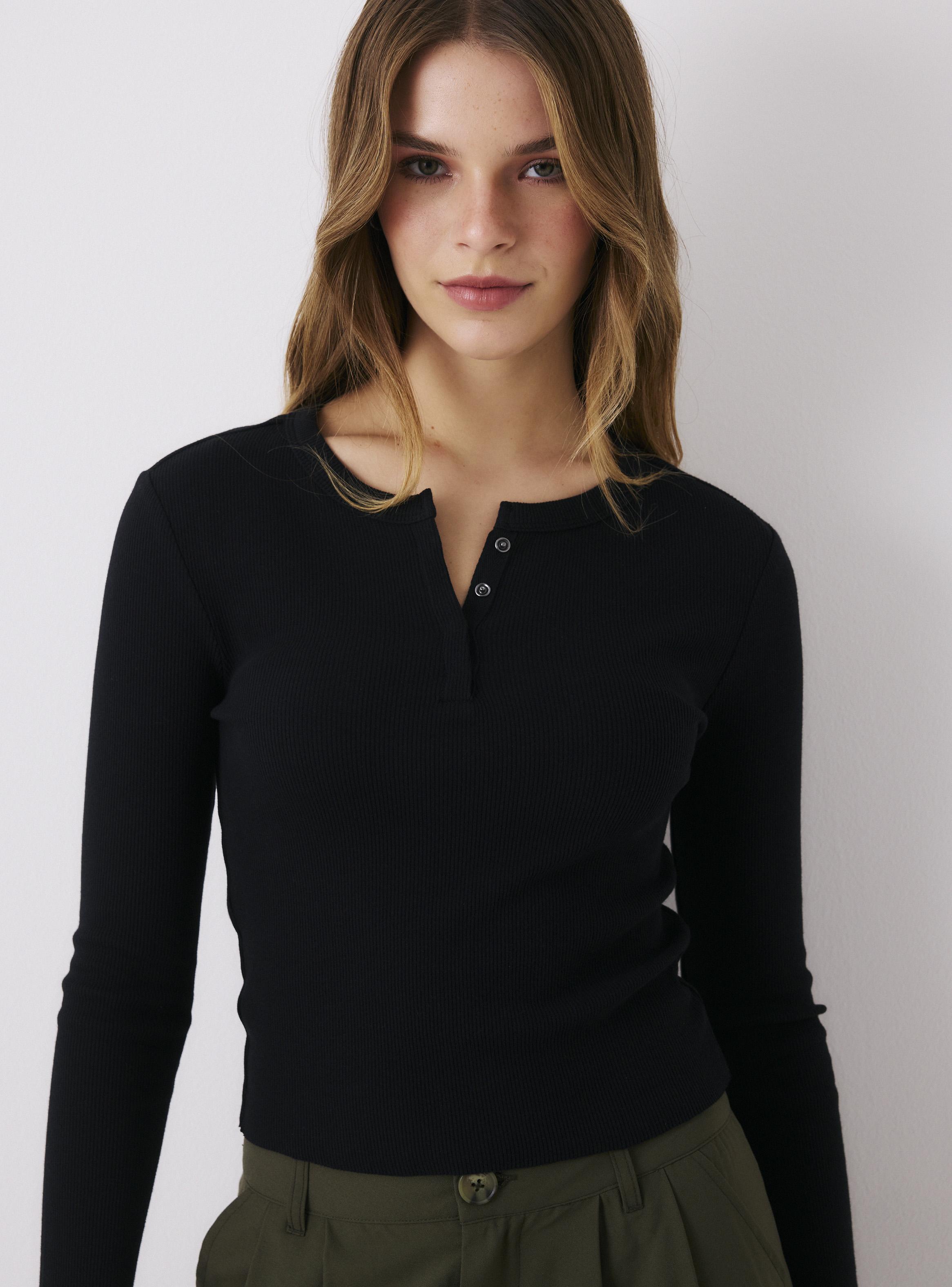 Polera Escote Redondo con Botones Ajustada-2