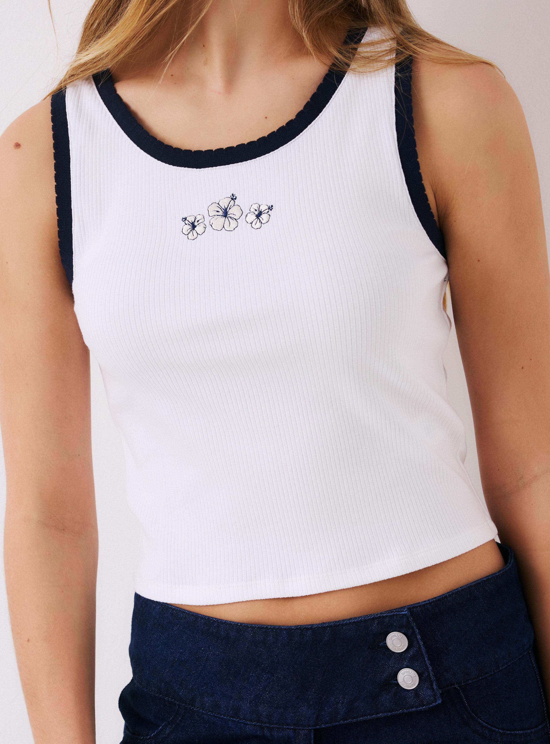 Polera sin Mangas Cuello Redondo Acanalada y Bordado-3