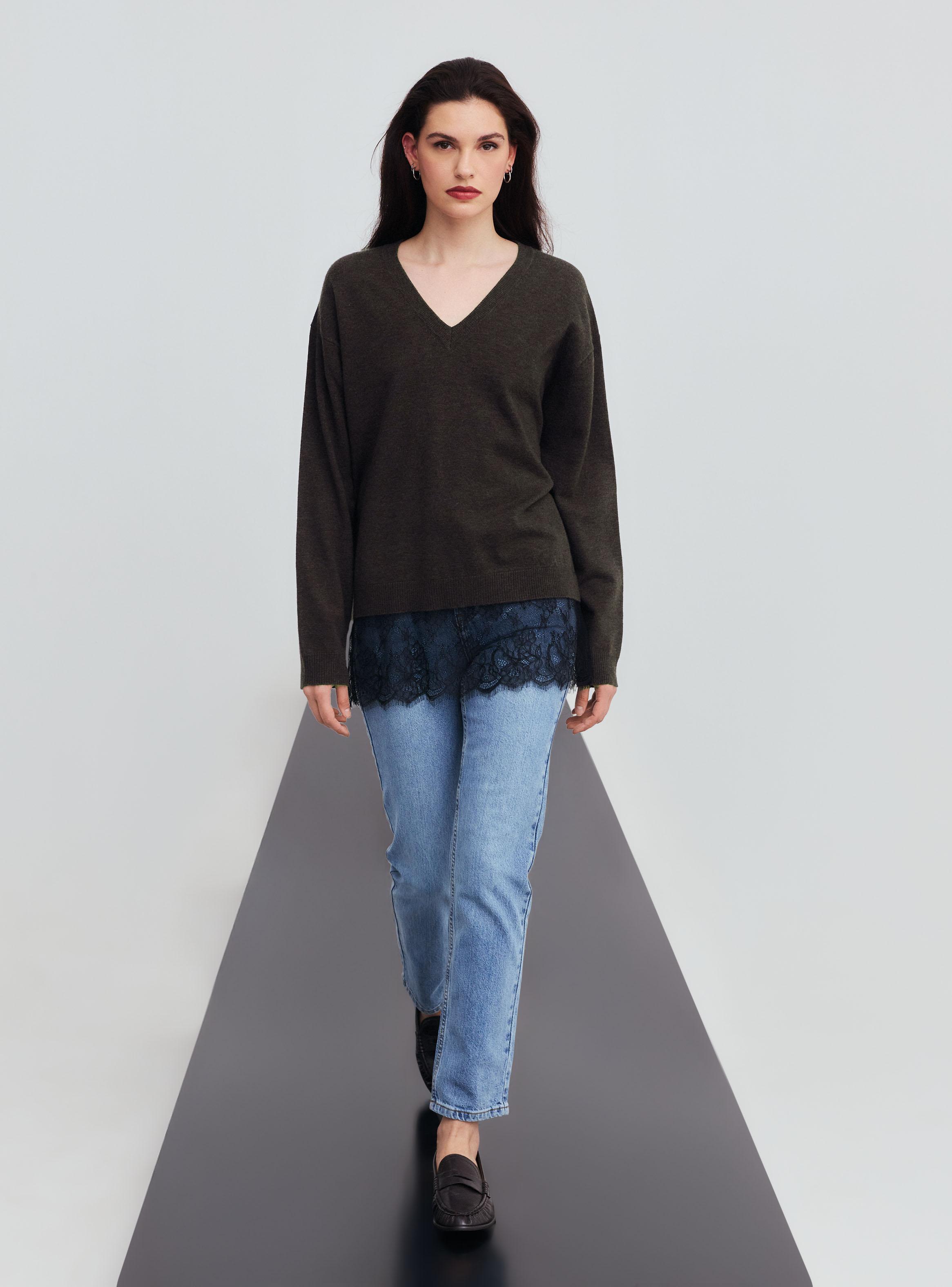 Sweater Cuello V con Encaje Abajo-4