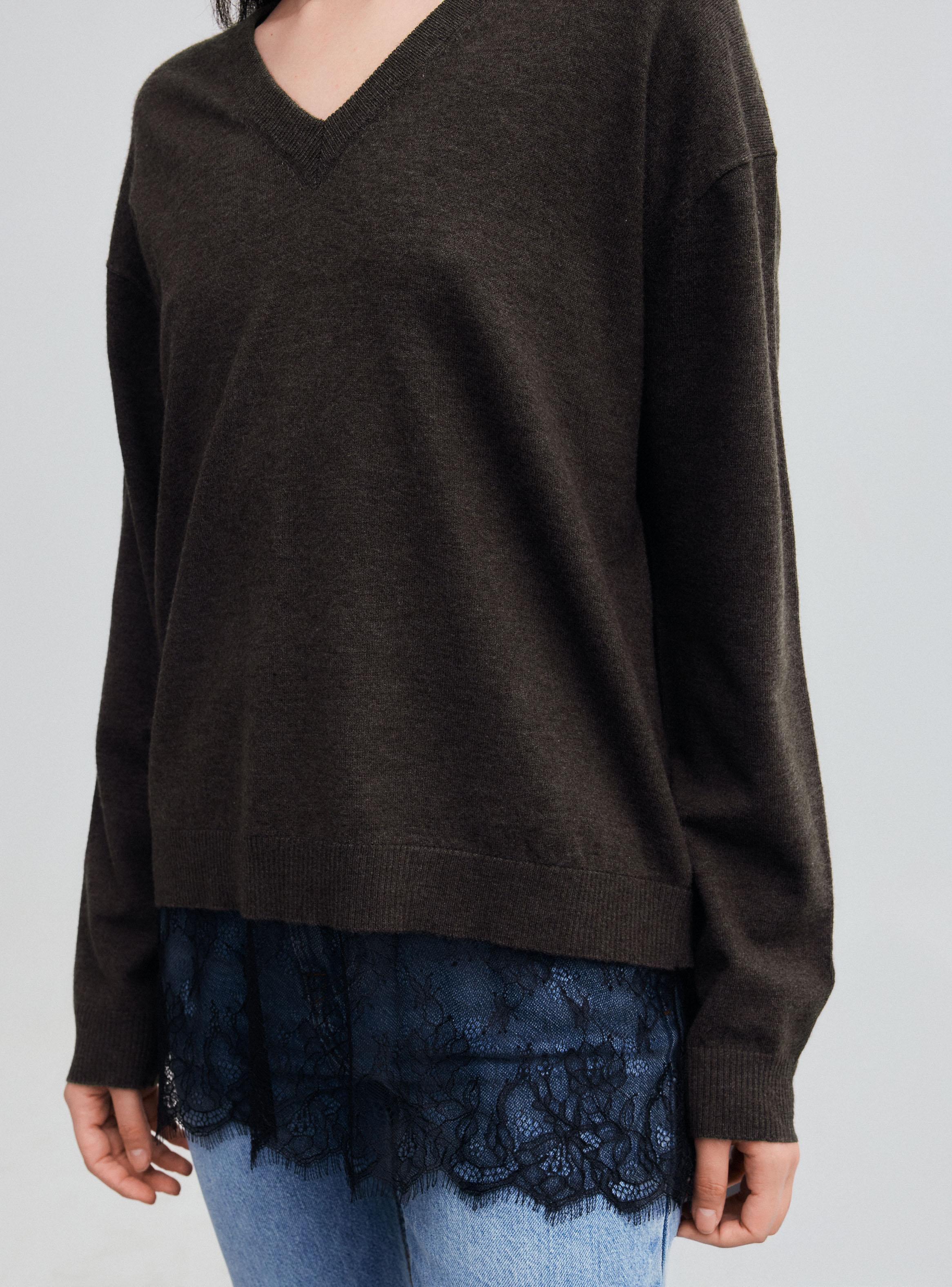 Sweater Cuello V con Encaje Abajo-3