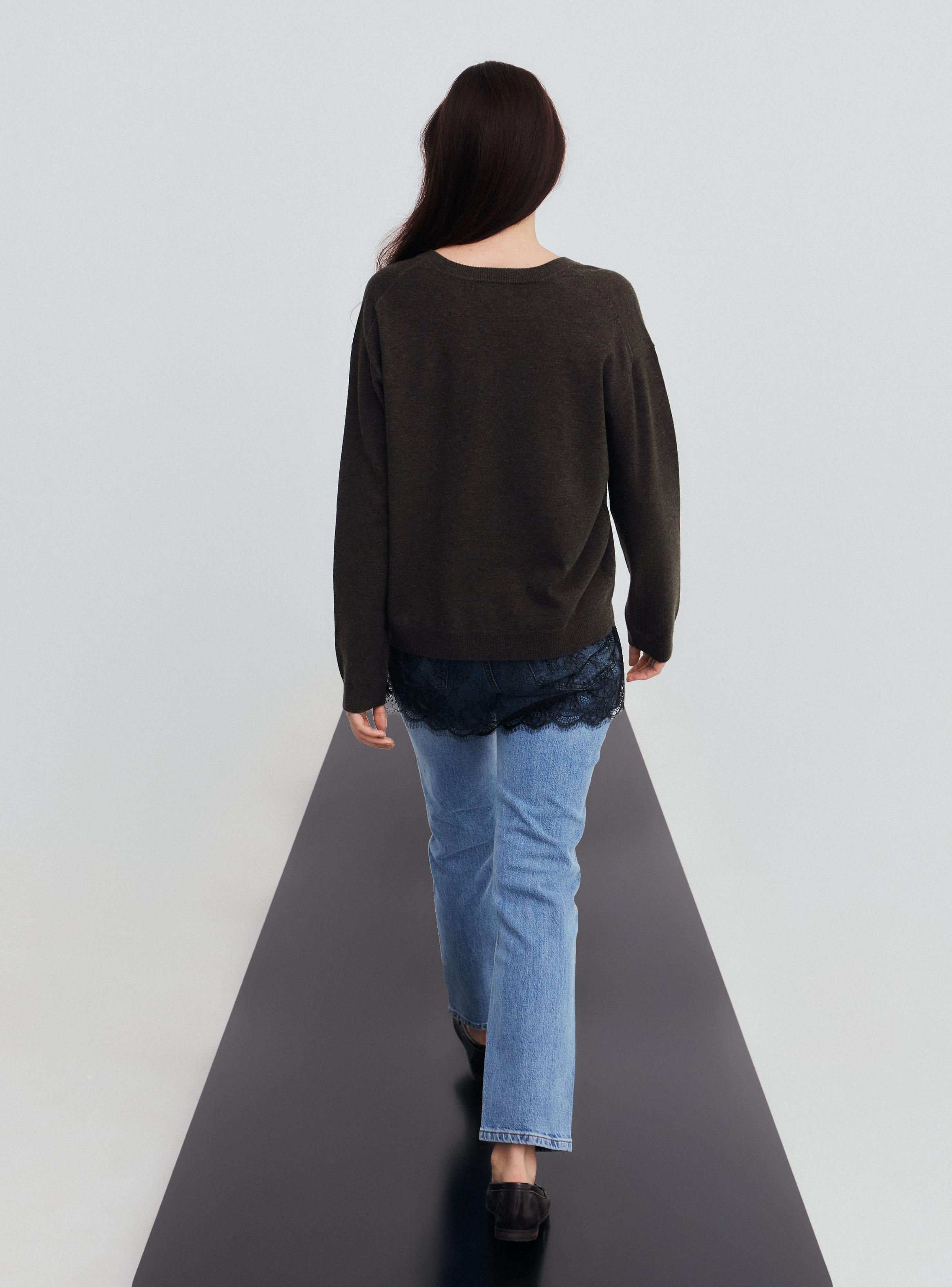 Sweater Cuello V con Encaje Abajo-5