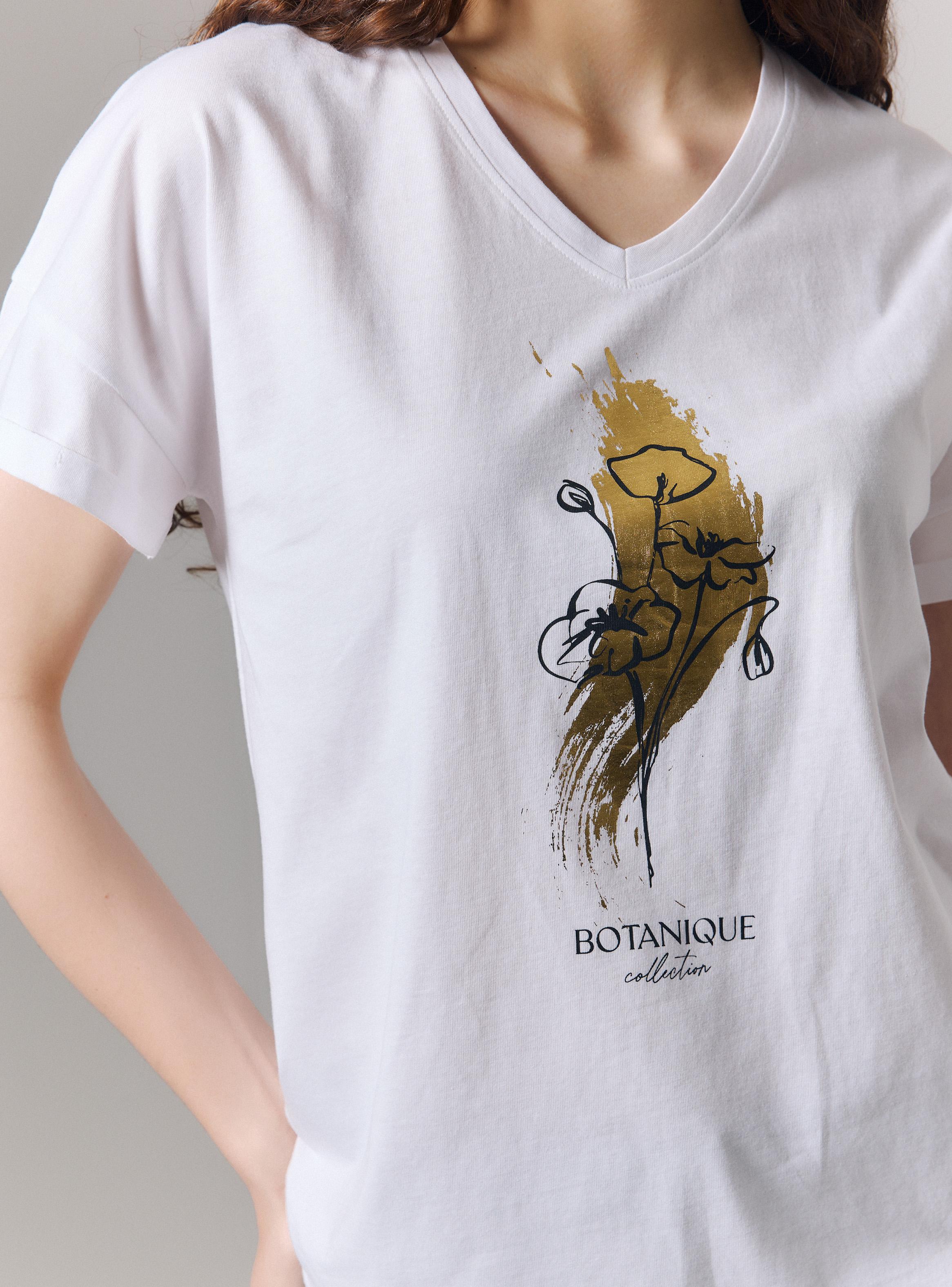 Polera Estampado Gráfico Manga Corta Cuello V Regular-3