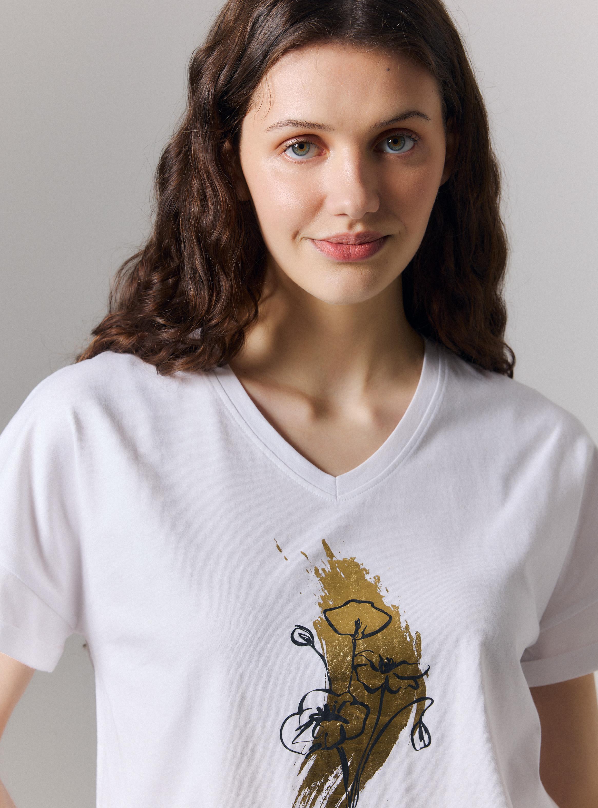 Polera Estampado Gráfico Manga Corta Cuello V Regular-2
