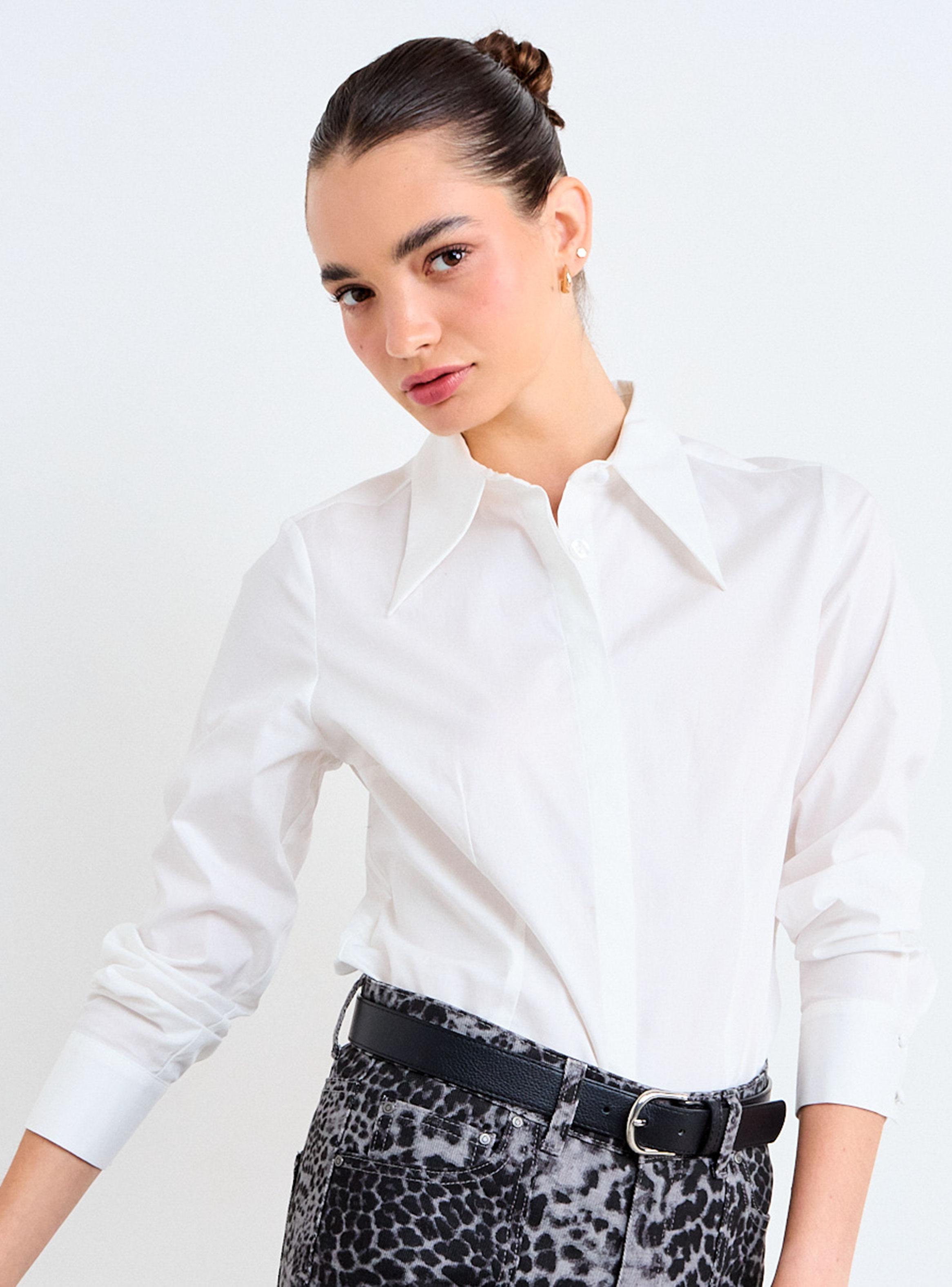 Blusa Lisa con Botón Cuello V Regular-0