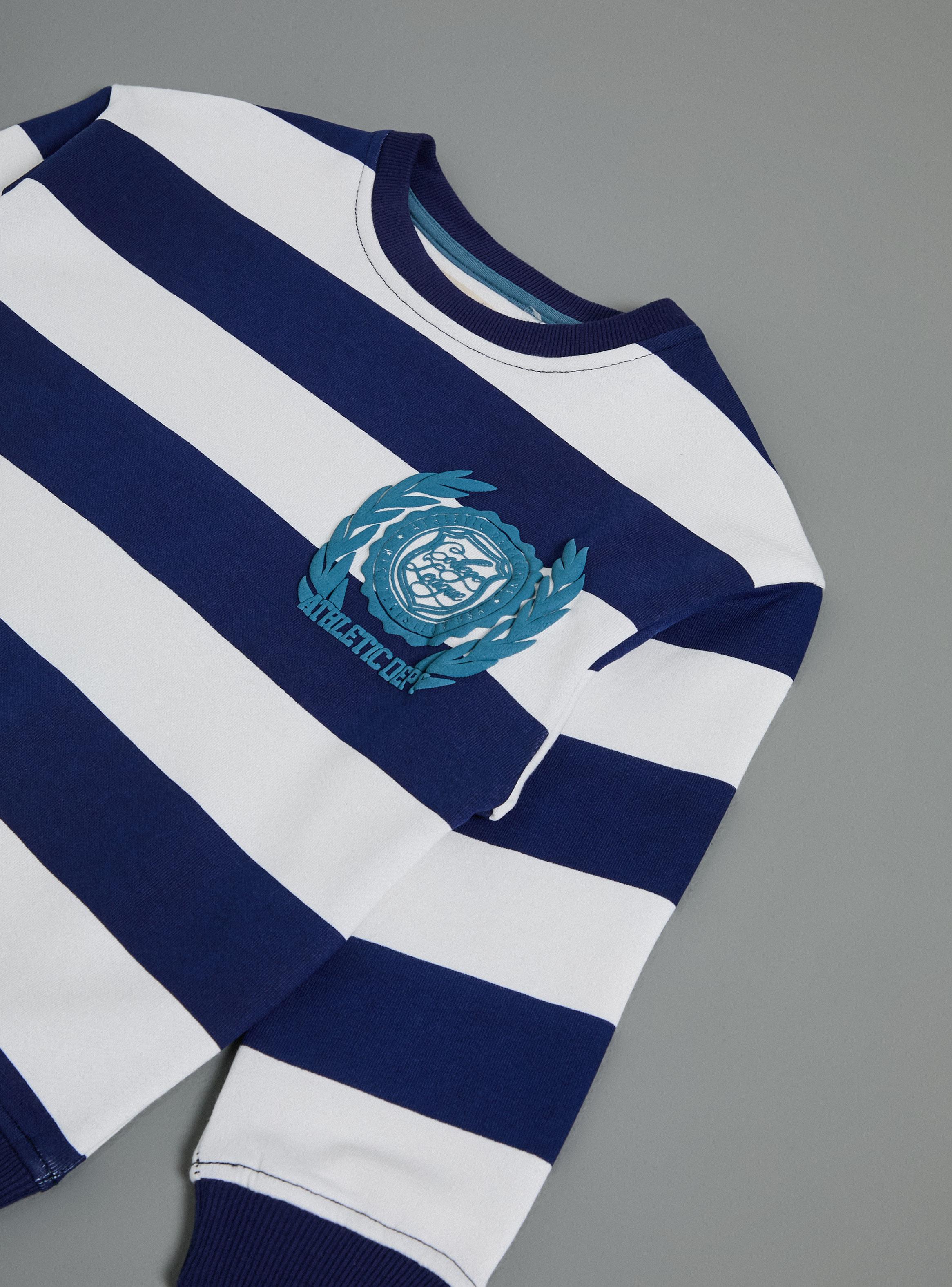 Polerón Diseño Rayado con Estampado Frontal en Contraste-3