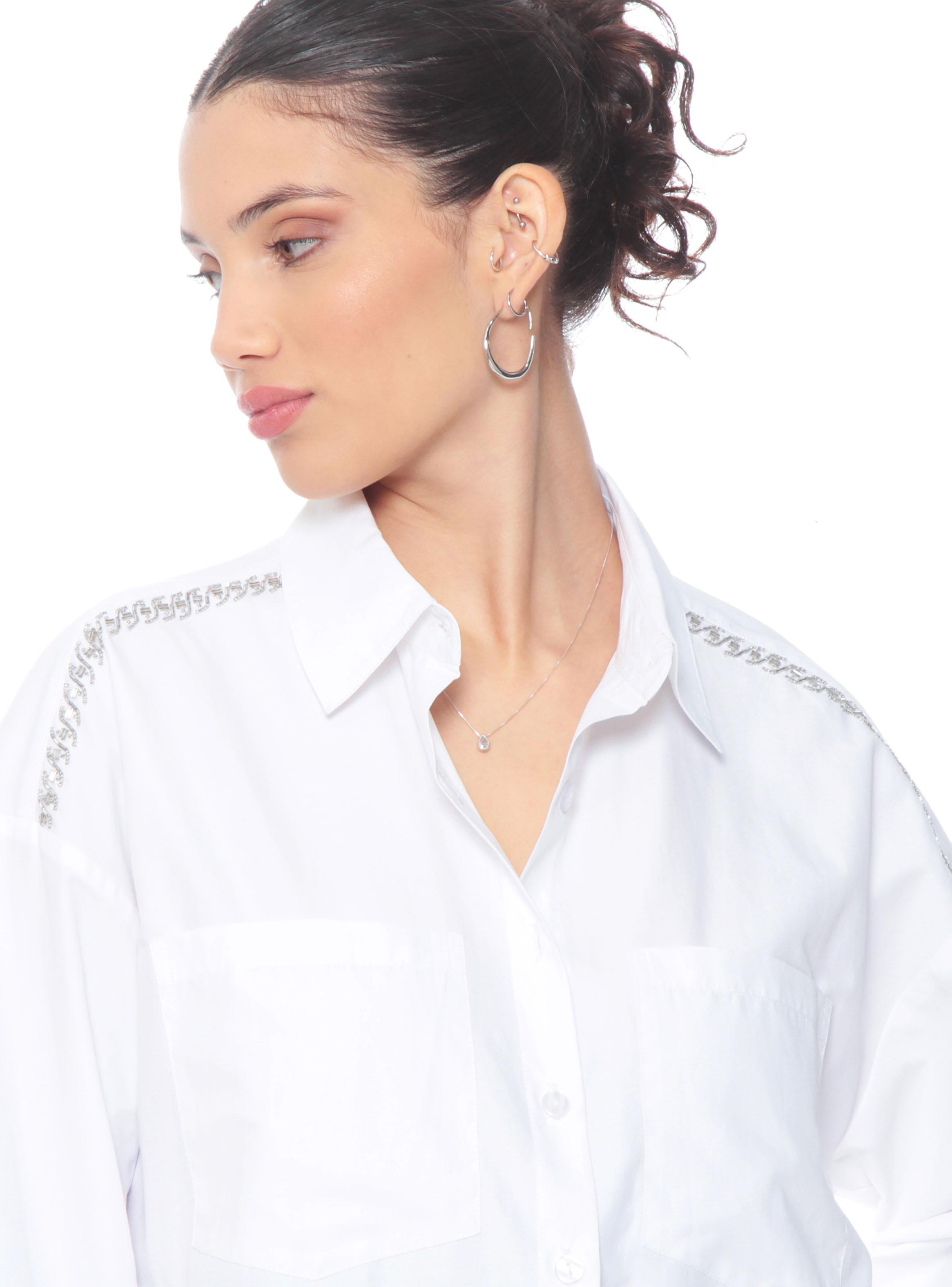 Blusa Abotonada con Bolsillos y Aplicación Hombro-2