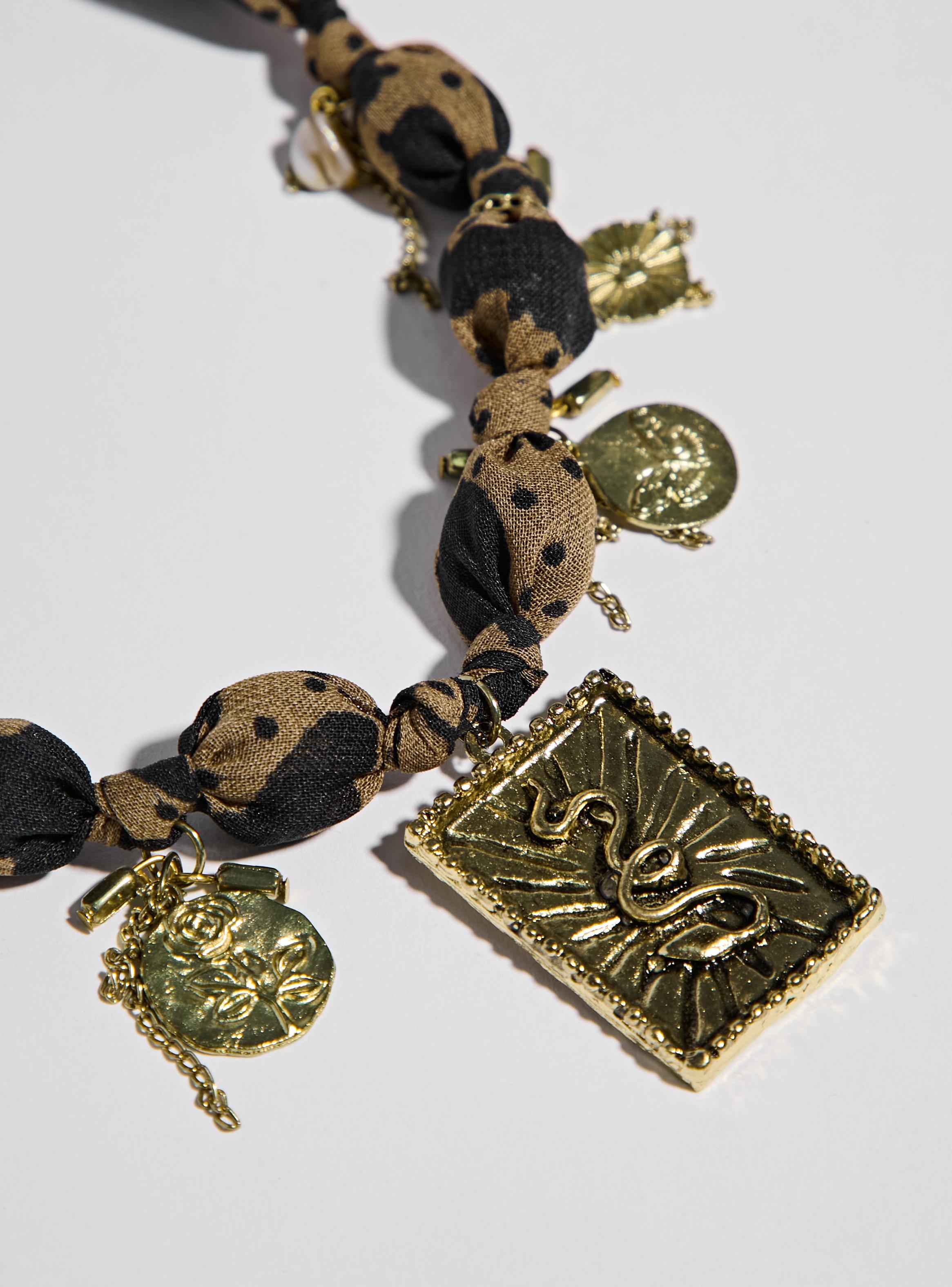 Collar Tela Estampada y Charms-3