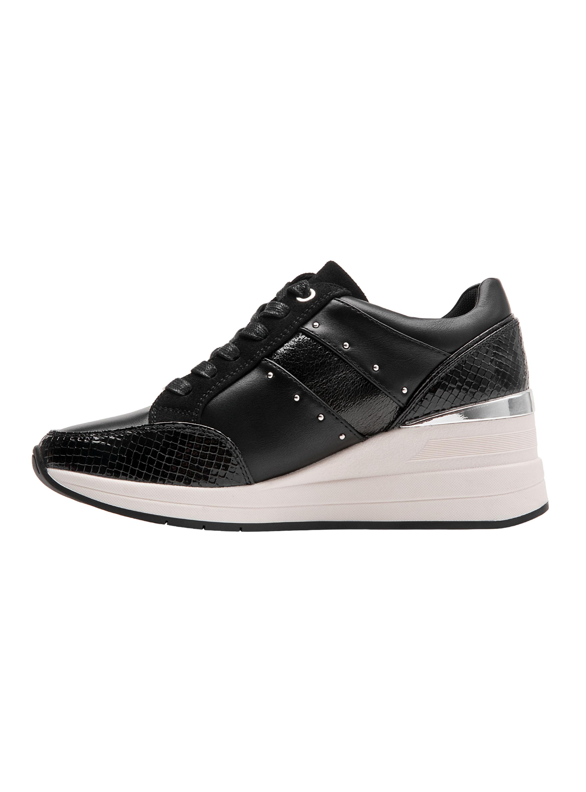 Zapatilla Urbana Blanca BRM0472 con Tachas Mujer-2