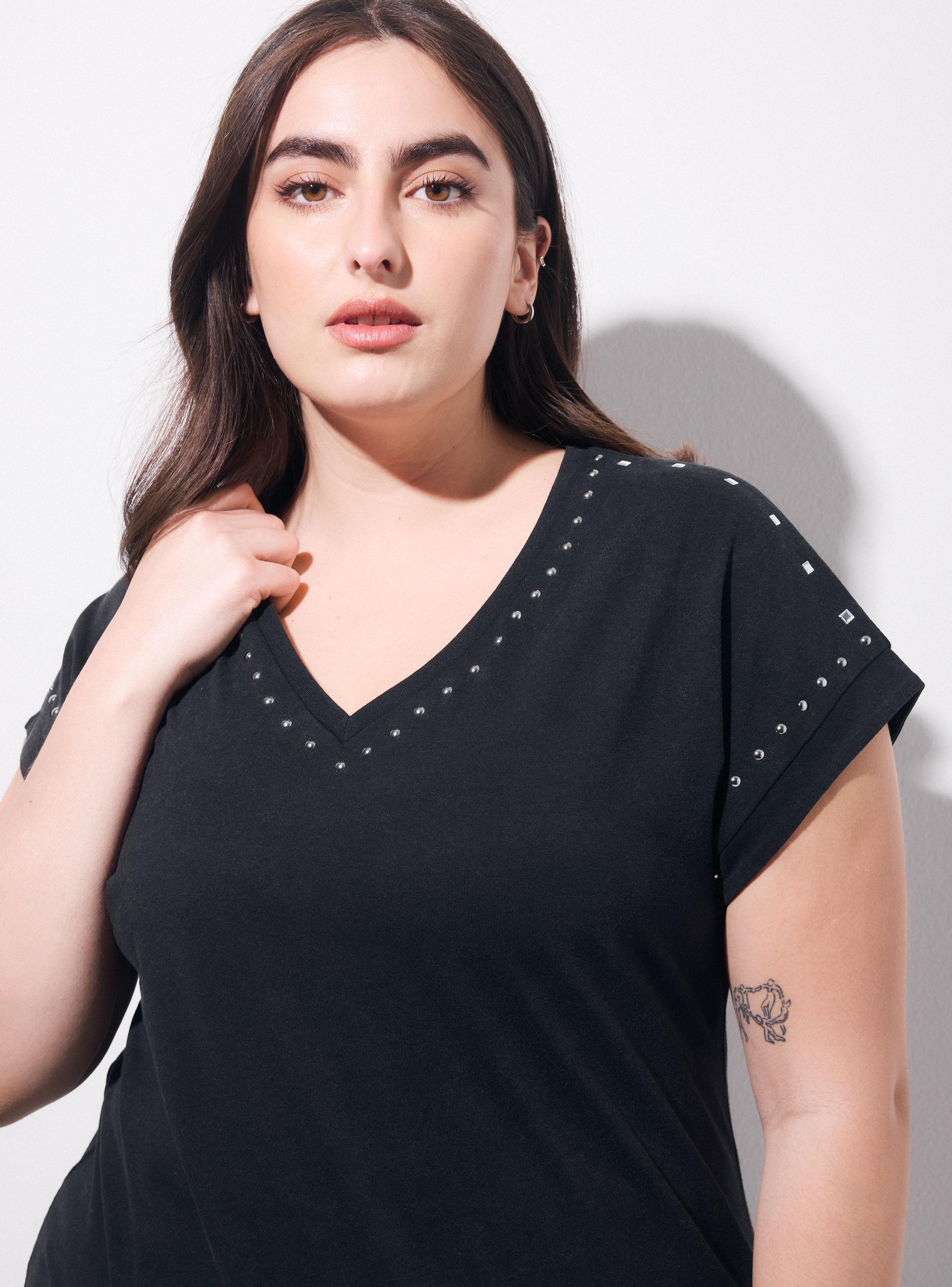 Polera Cuello V con Tachas Metálicas-2