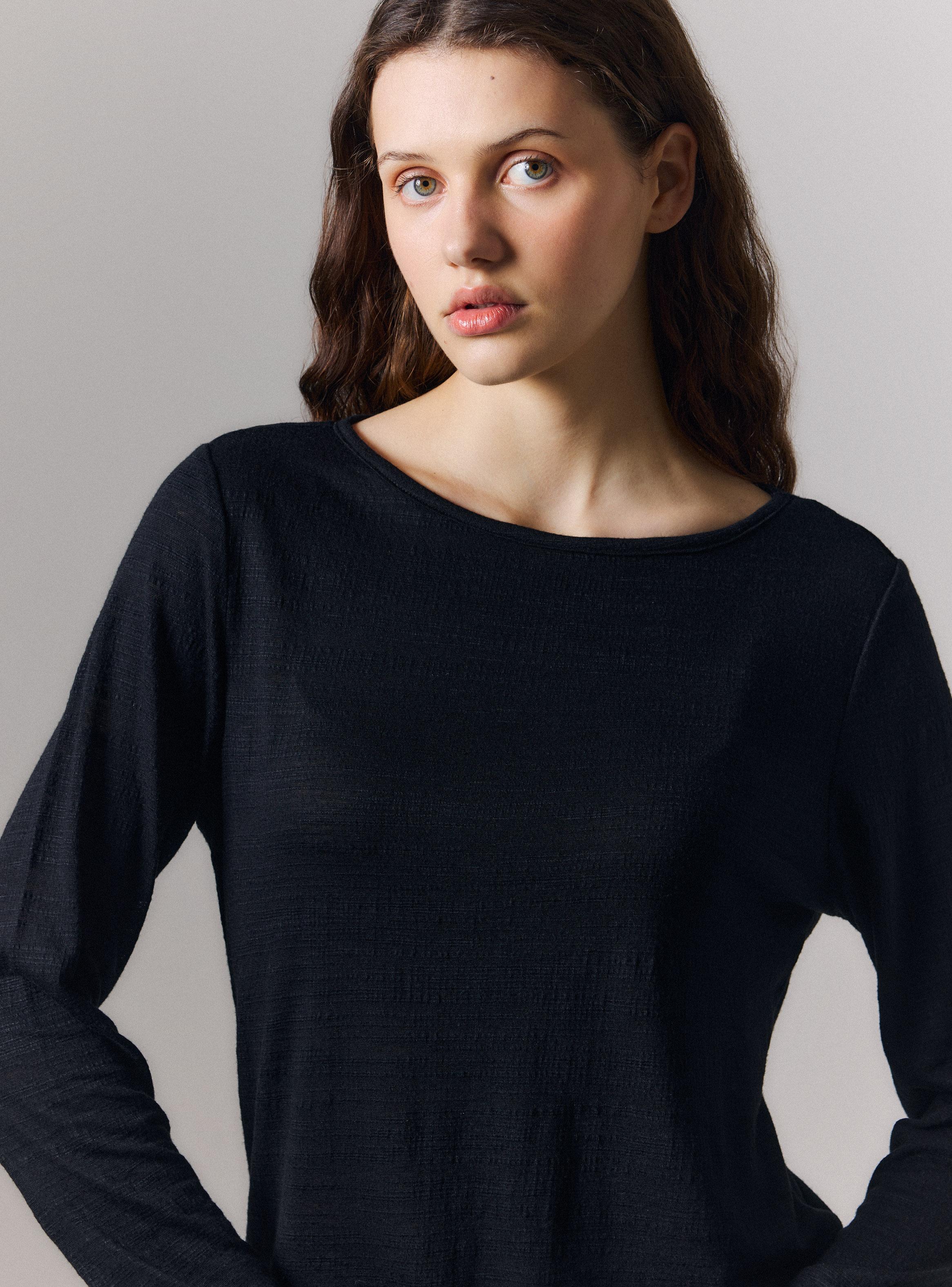 Polera Lisa Básica Manga Larga Cuello Bote-2