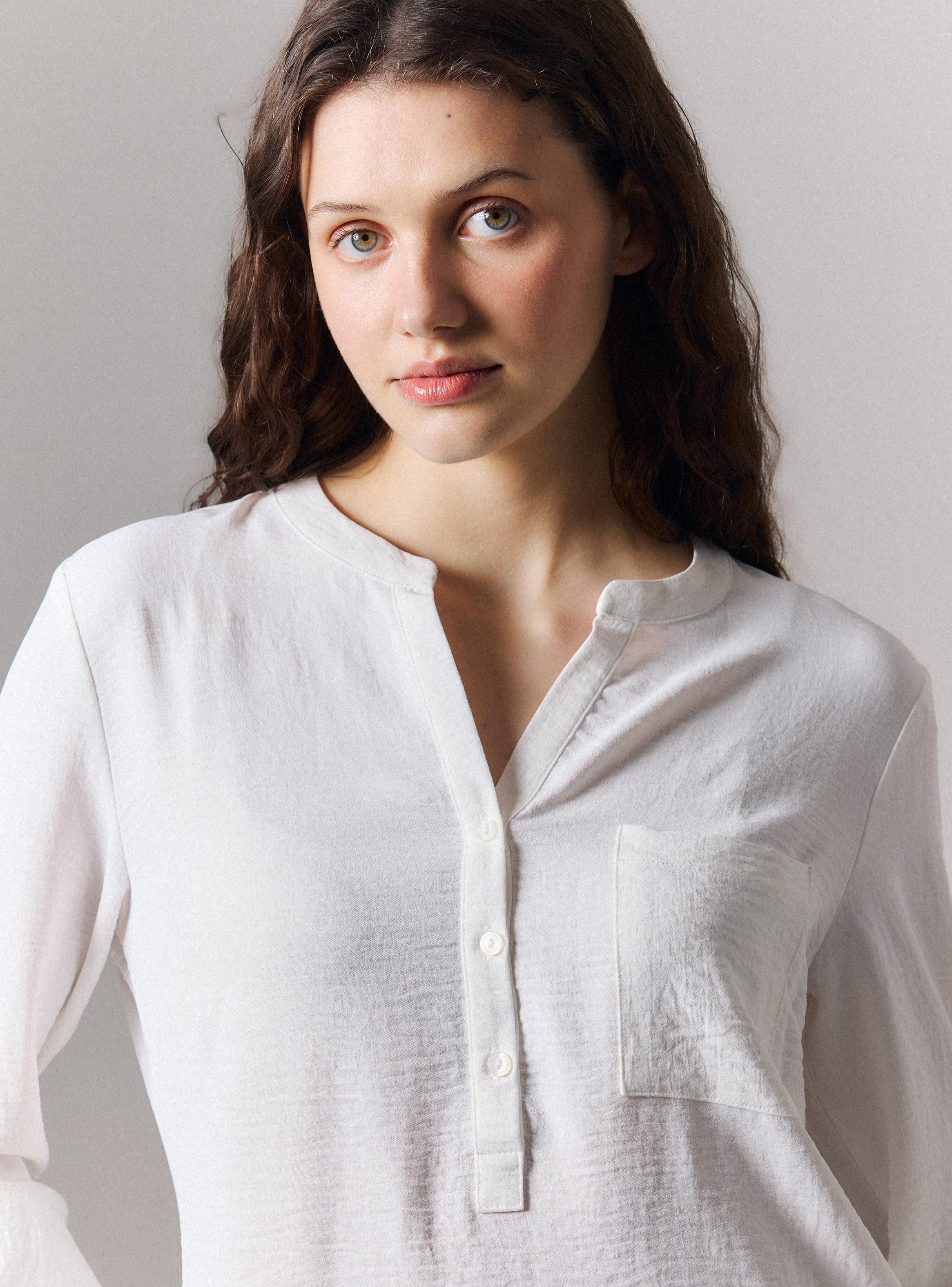 Blusa Cuello V Calce Regular con Botones Manga Roll Up-2