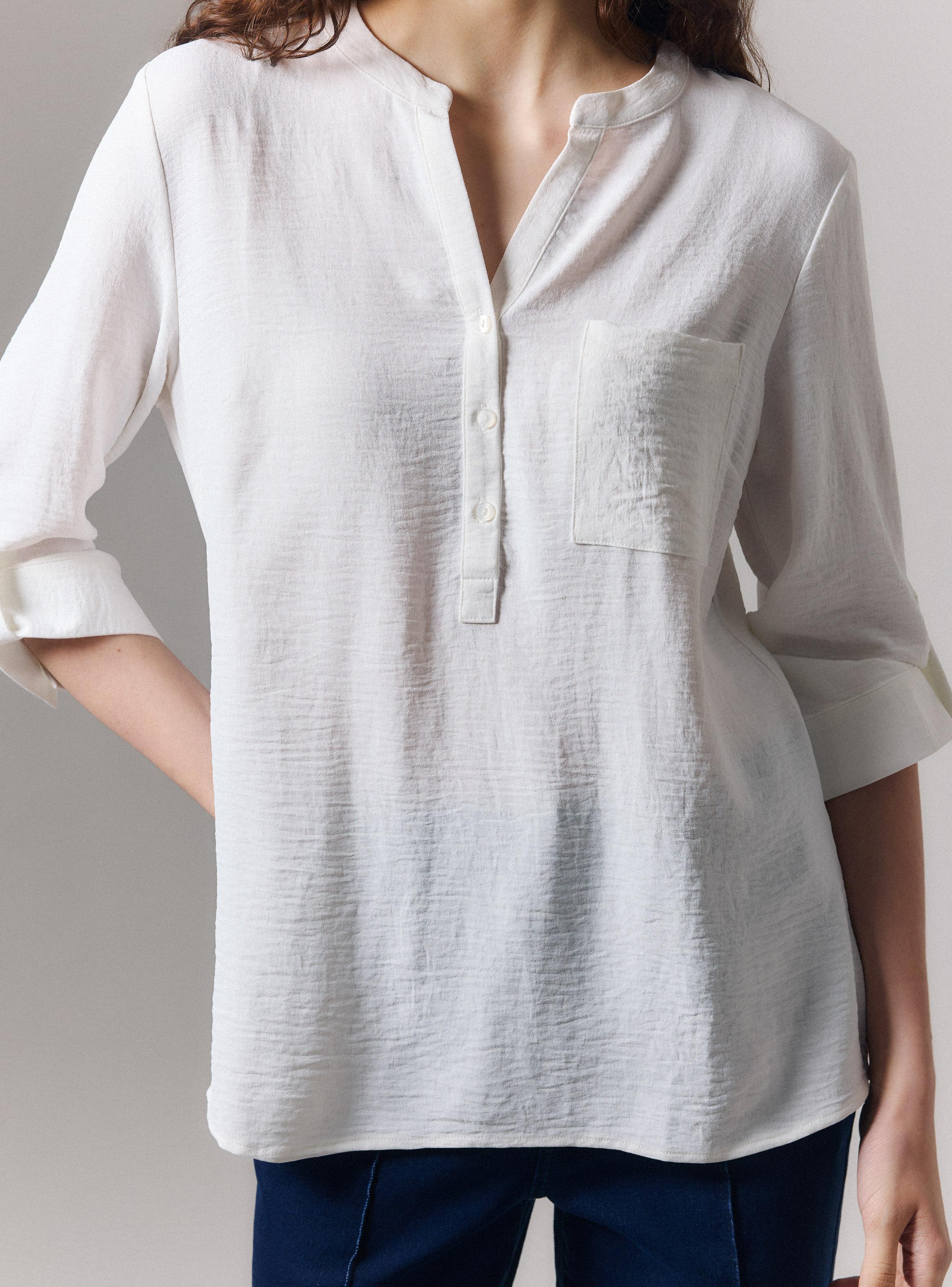 Blusa Cuello V Calce Regular con Botones Manga Roll Up-3