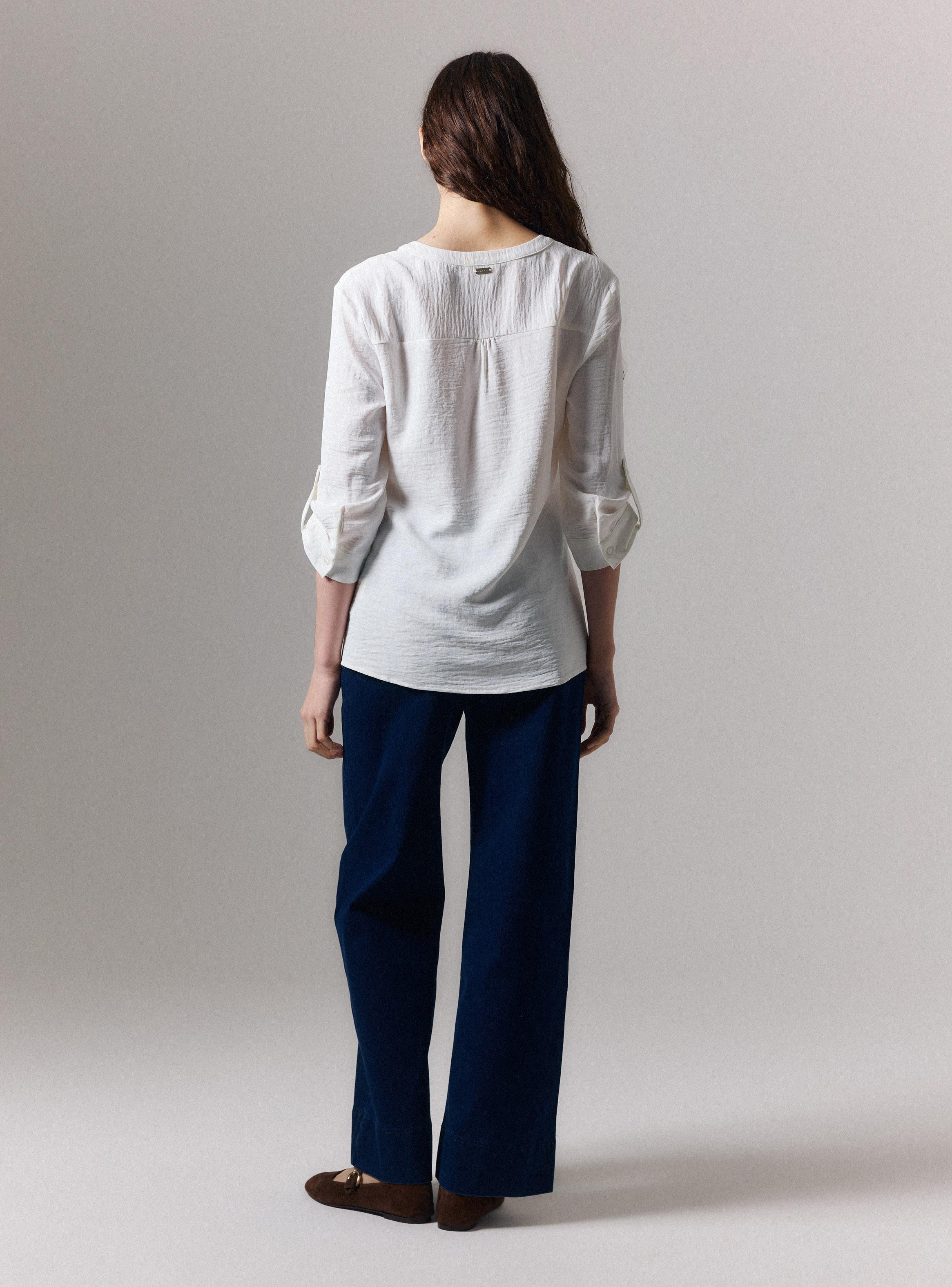 Blusa Cuello V Calce Regular con Botones Manga Roll Up-5