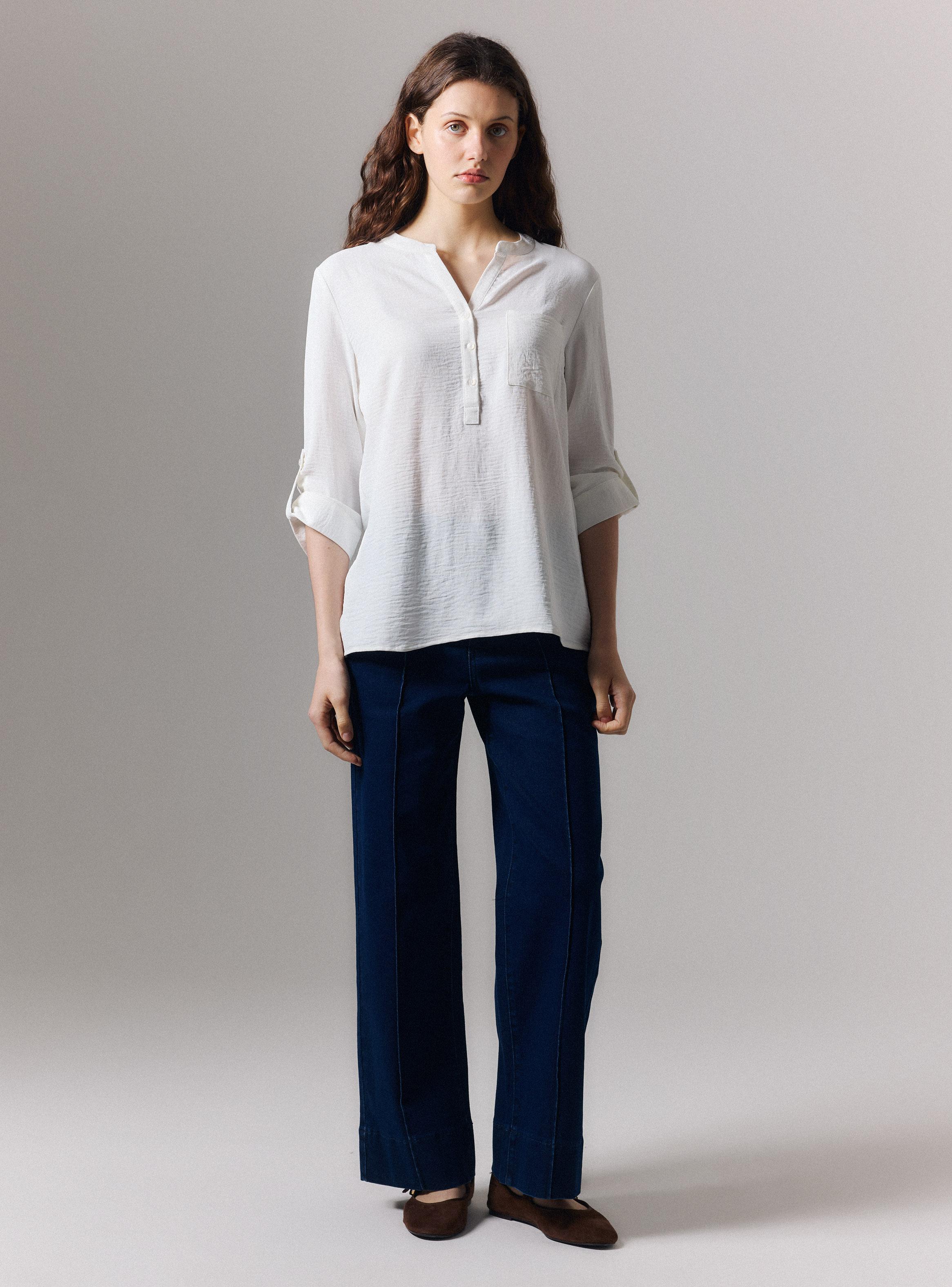 Blusa Cuello V Calce Regular con Botones Manga Roll Up-4