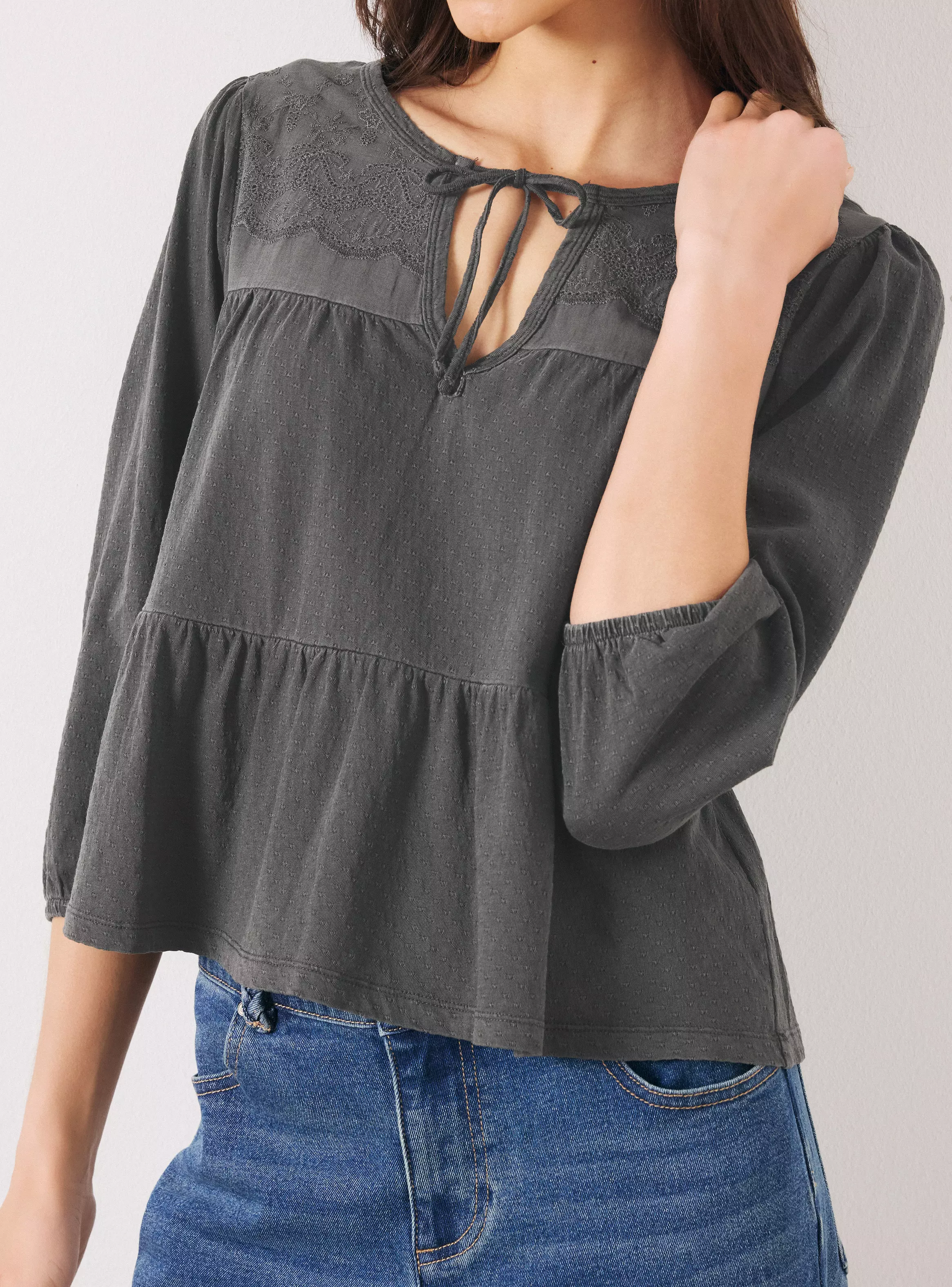 Polera Texturizada con Cuello Lazo y Bordado-3