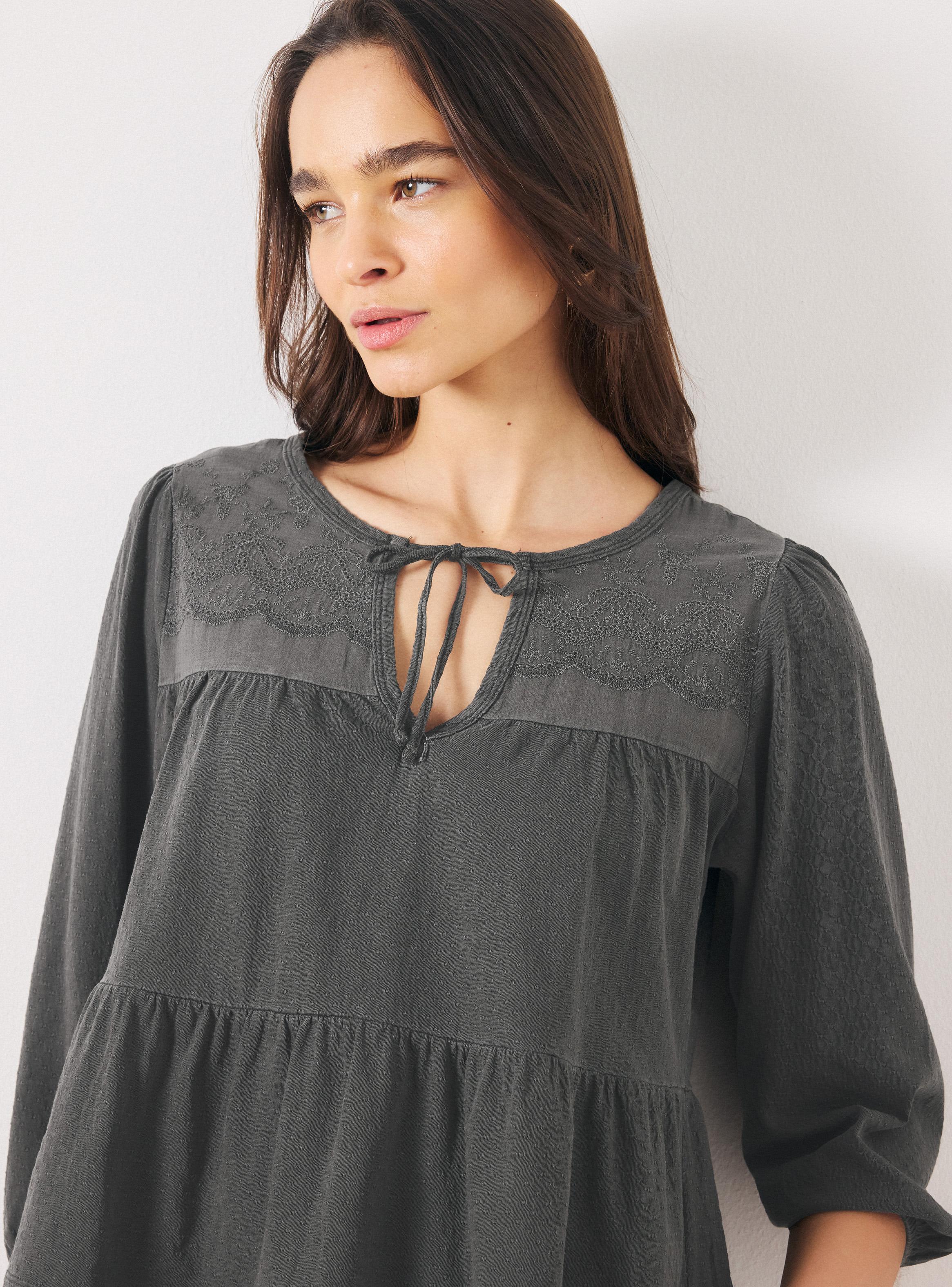 Polera Texturizada con Cuello Lazo y Bordado-2