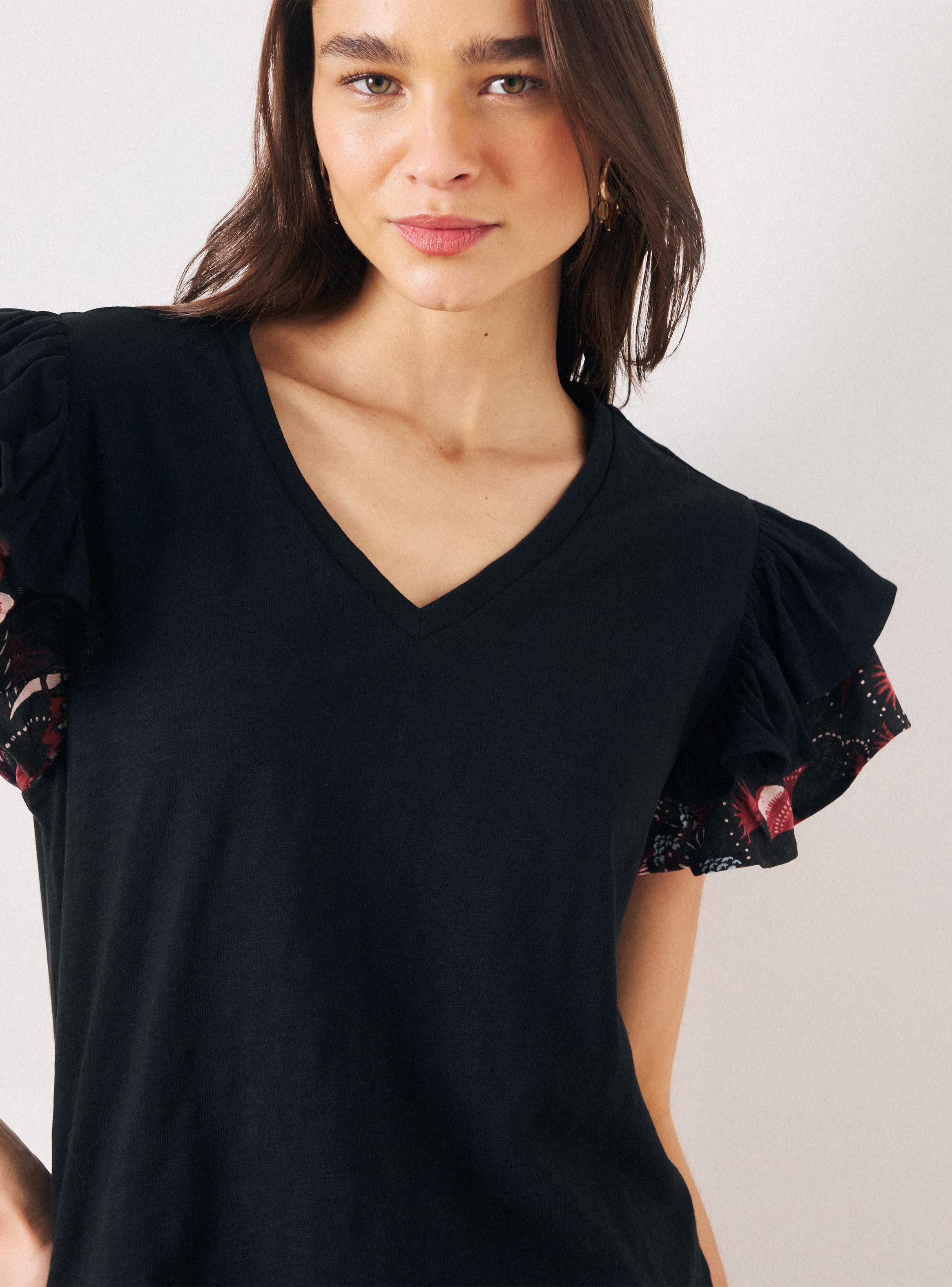 Polera Cuello V Doble Manga de Volantes Detalle Estampado-3