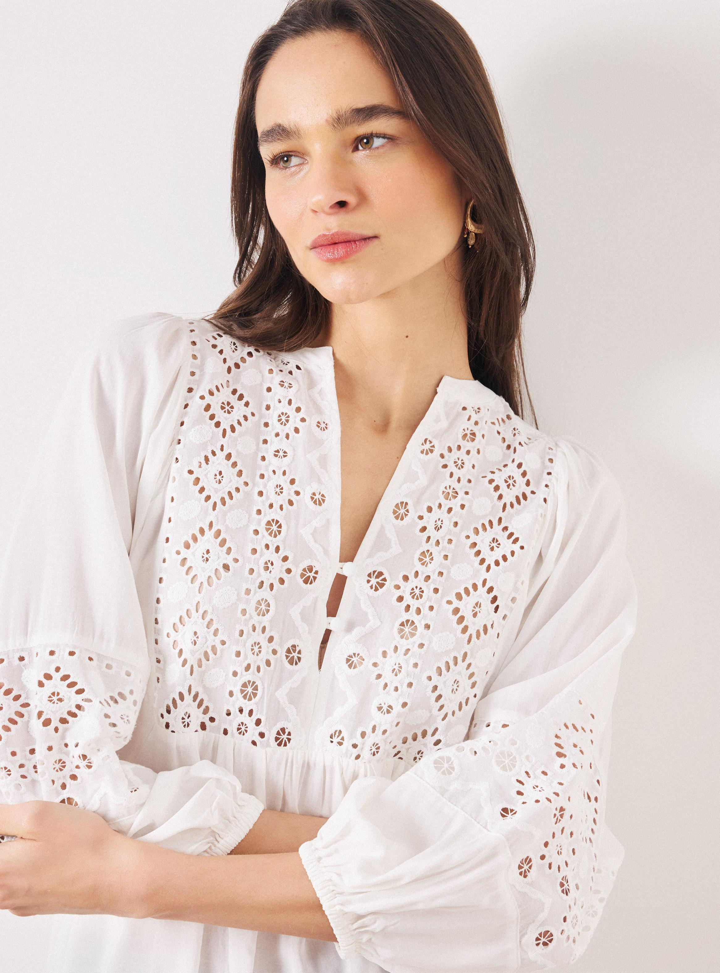 Blusa Cuello V con Bordado Calado y Mangas Aglobadas-2