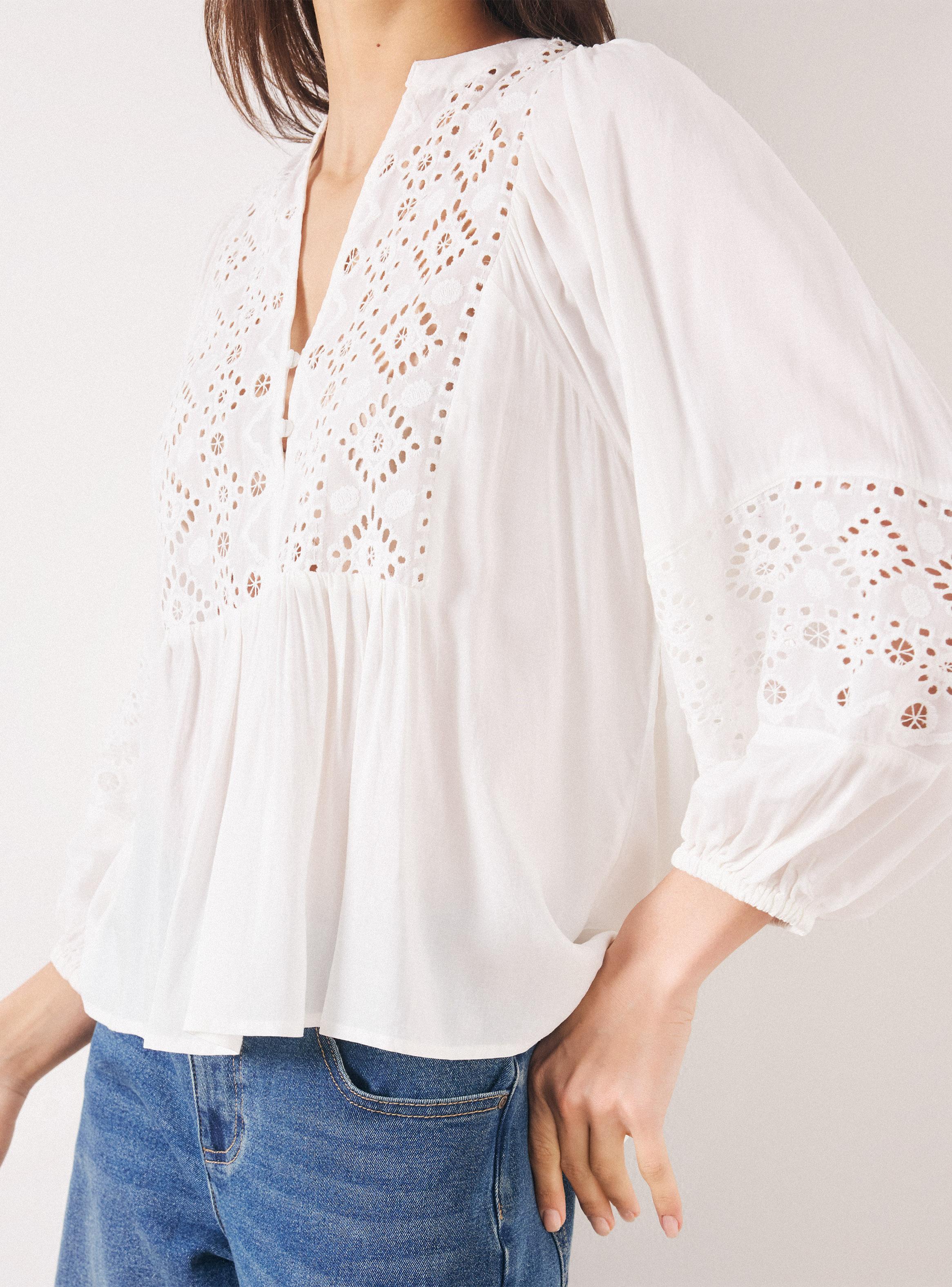 Blusa Cuello V con Bordado Calado y Mangas Aglobadas-3