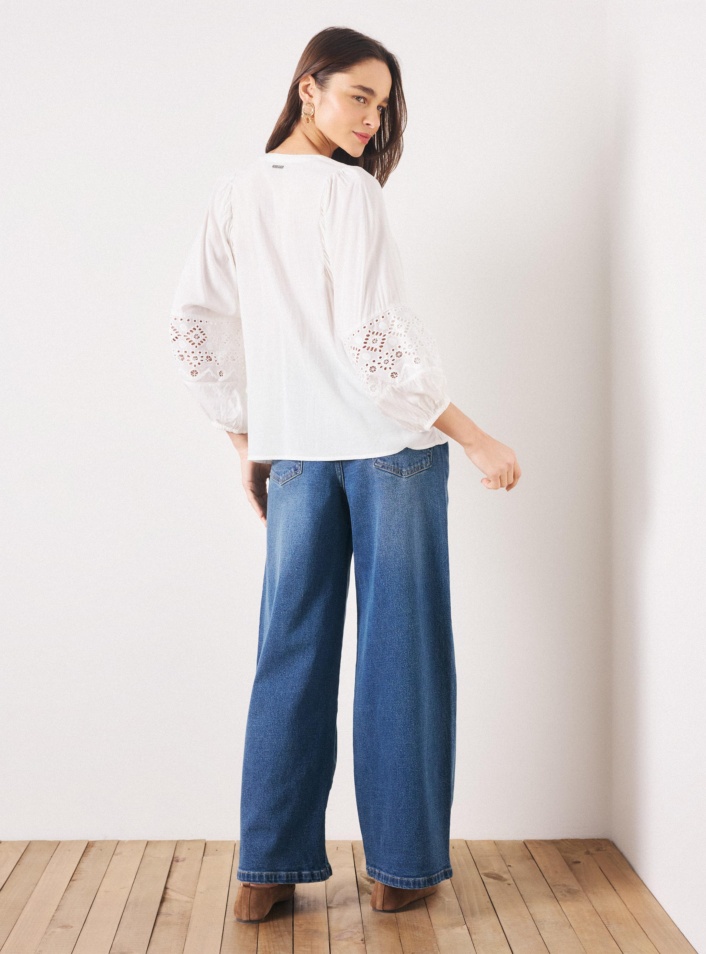 Blusa Cuello V con Bordado Calado y Mangas Aglobadas-5