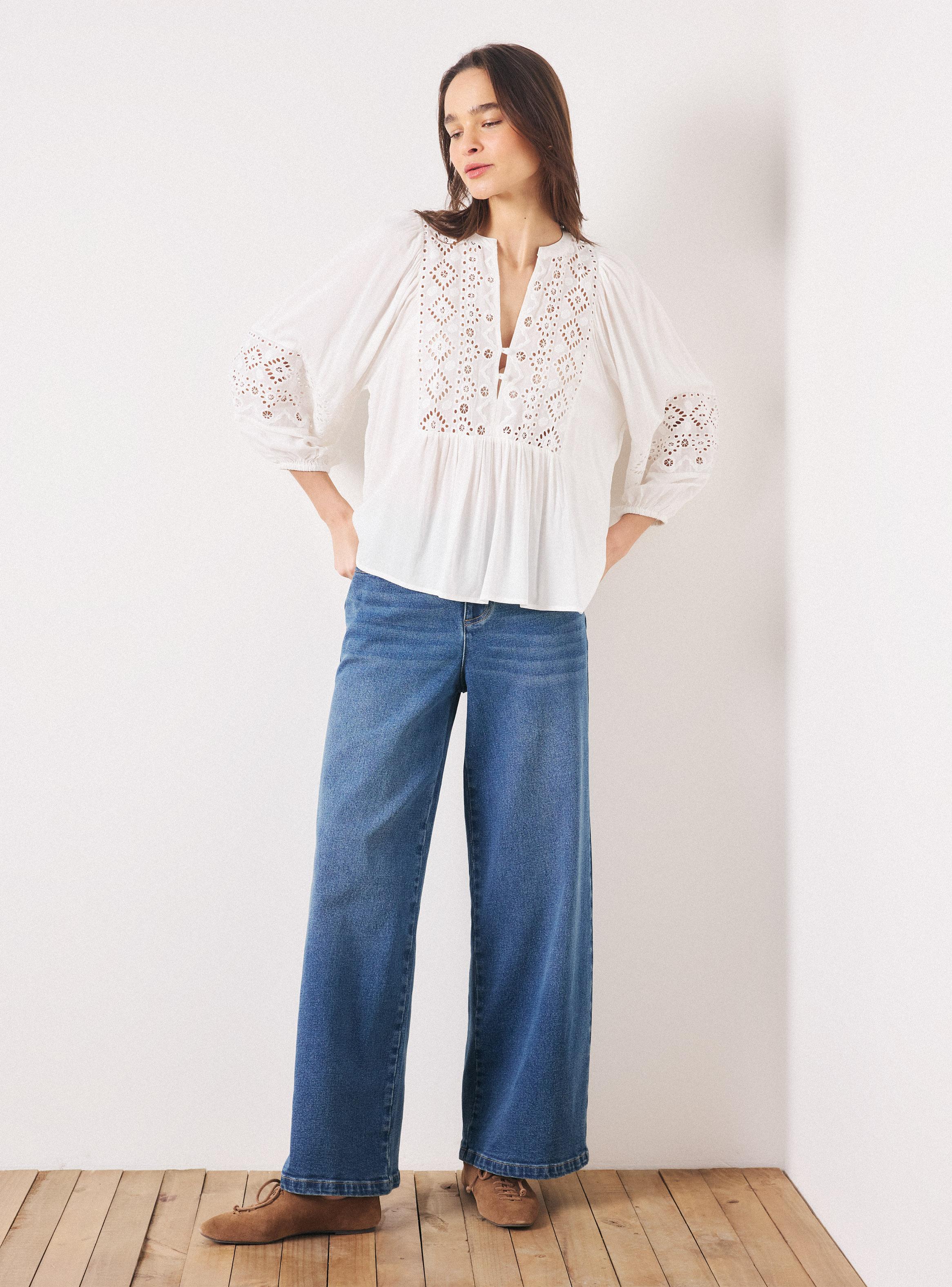 Blusa Cuello V con Bordado Calado y Mangas Aglobadas-4