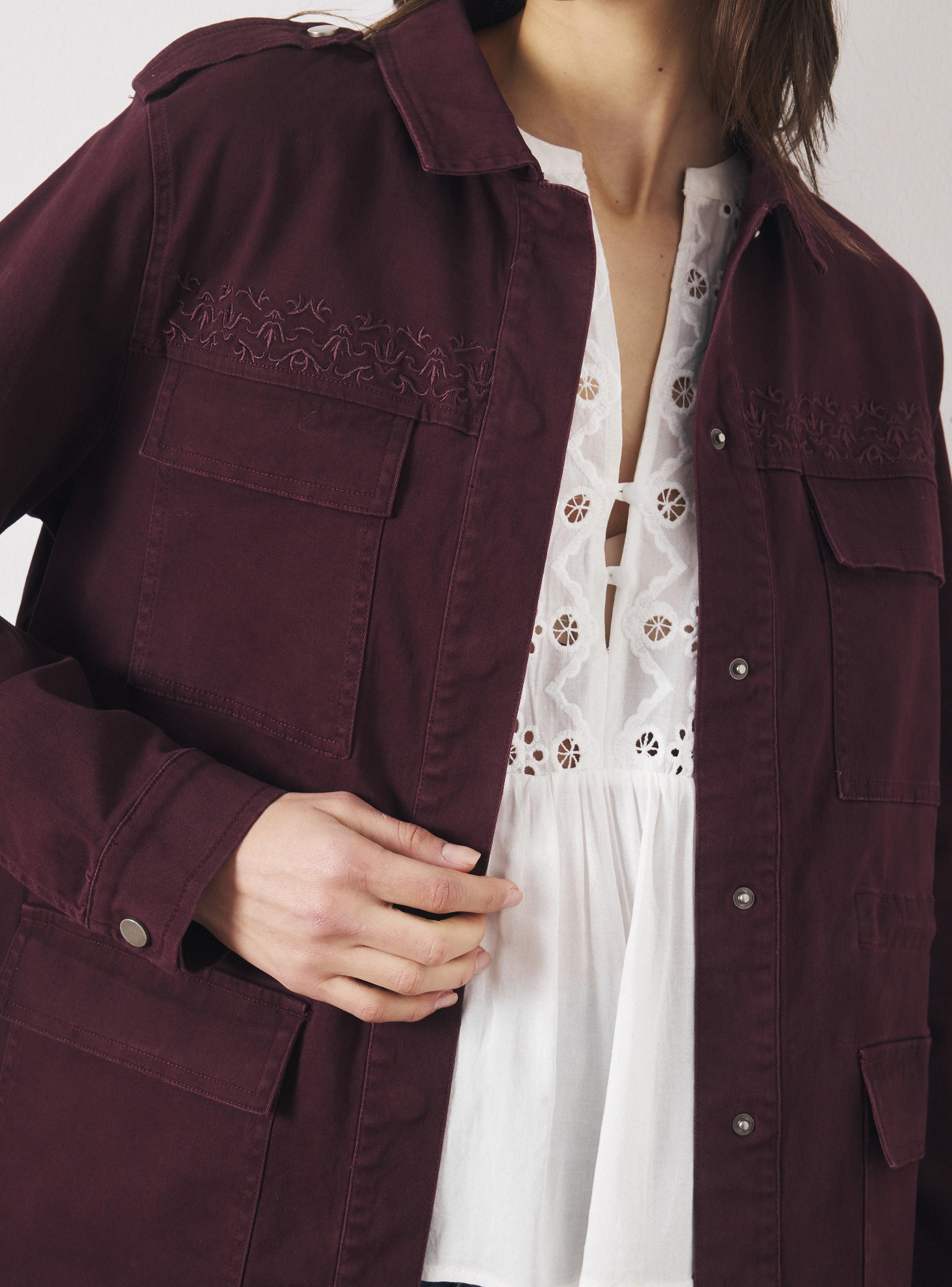 Chaqueta Militar Bordada con Ajustador en Cintura y Broches-3