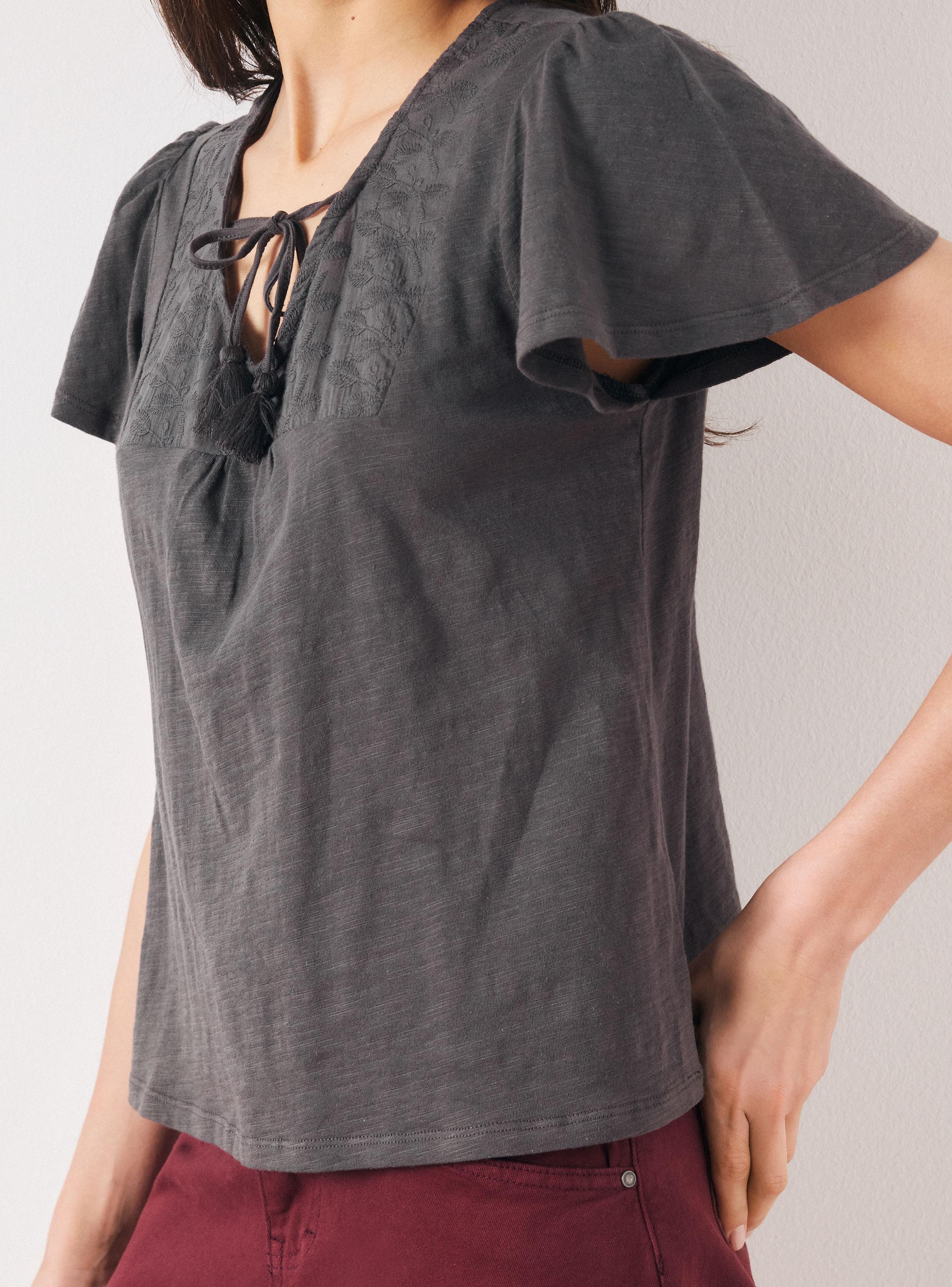 Polera Escote V con Bordado y Cordones Decorativos-3
