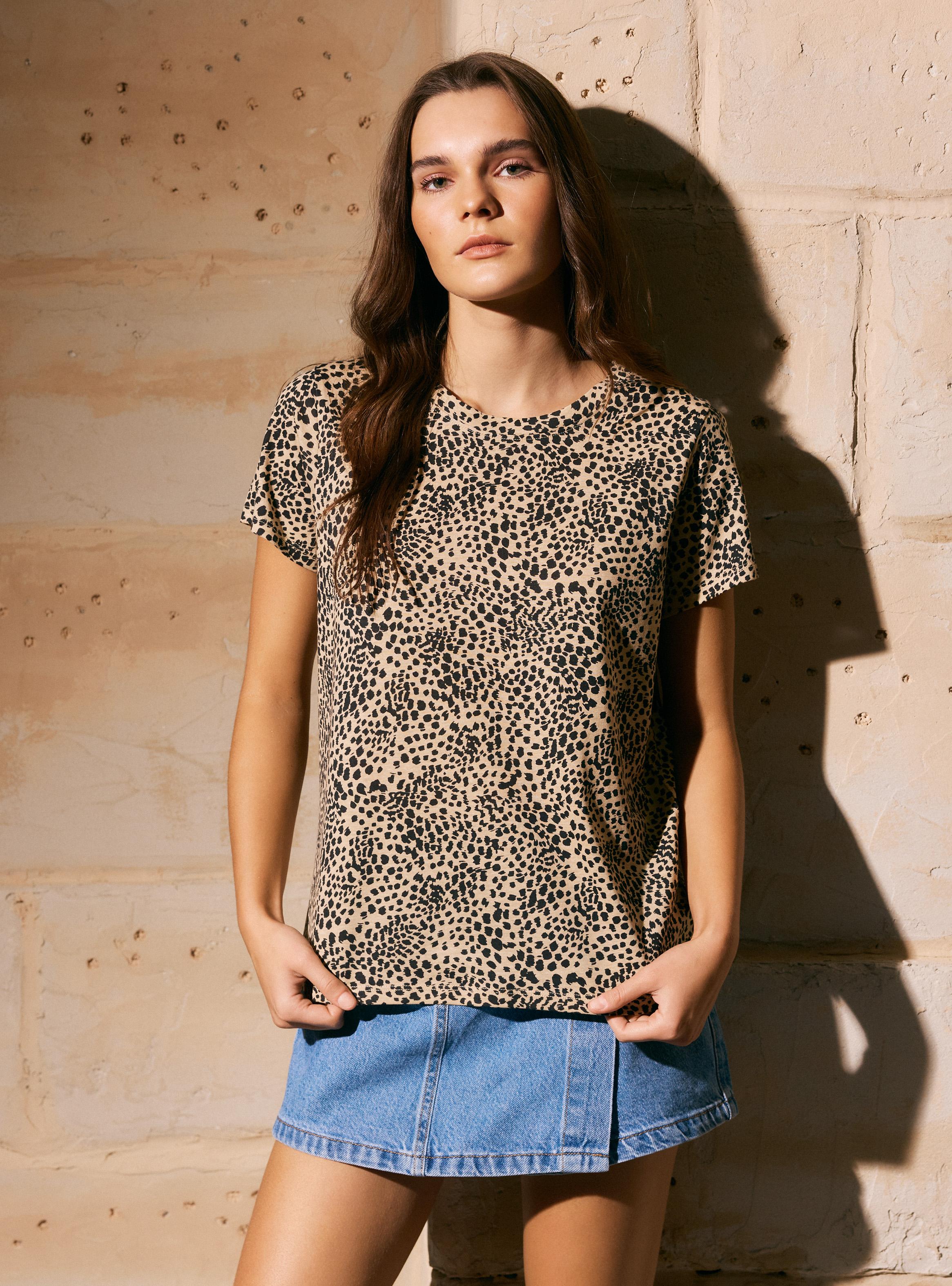 Polera Manga Corta Cuello Redondo y Estampado-0