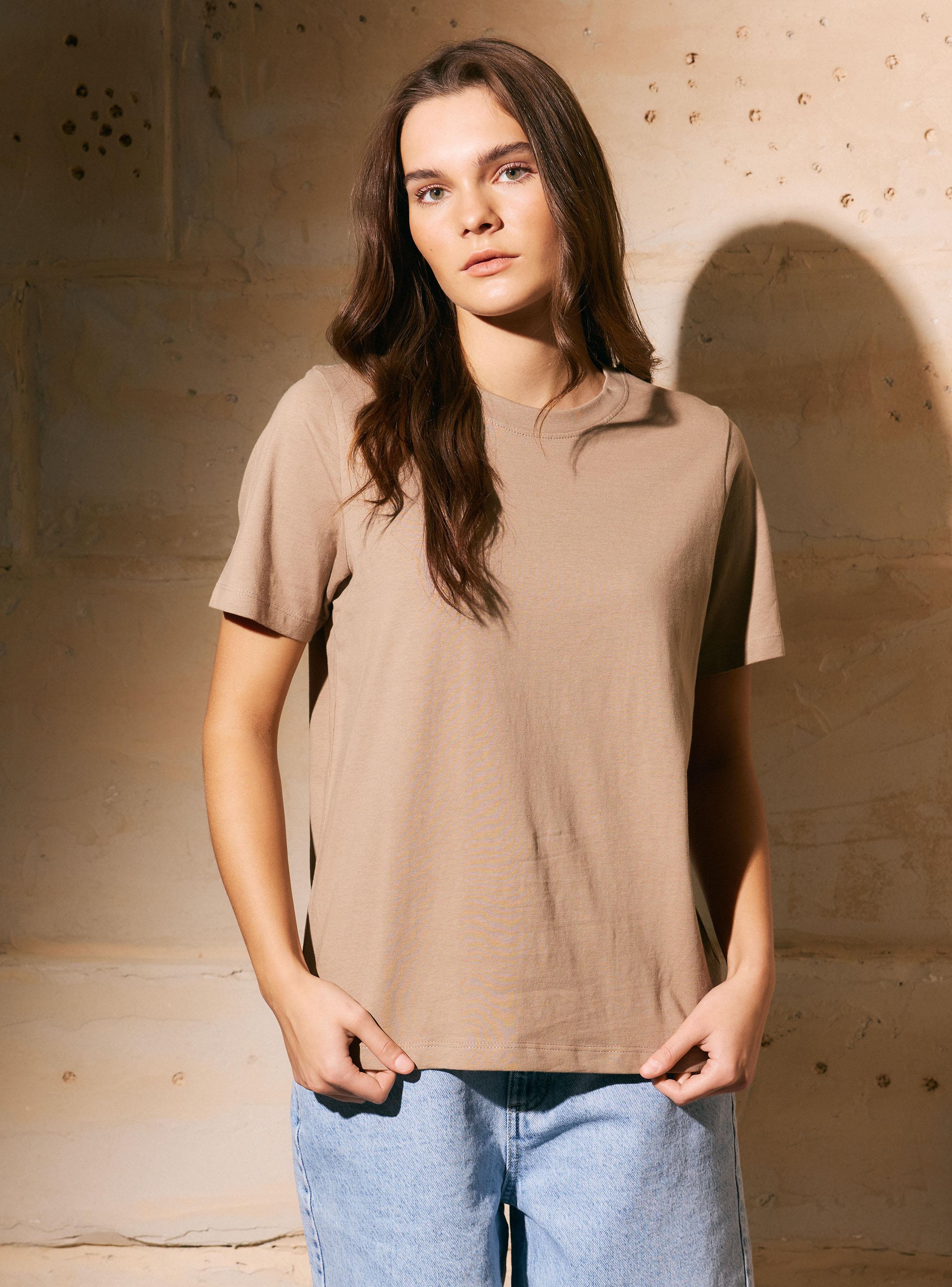 Polera Lisa Manga Corta Cuello Redondo y Calce Regular-0