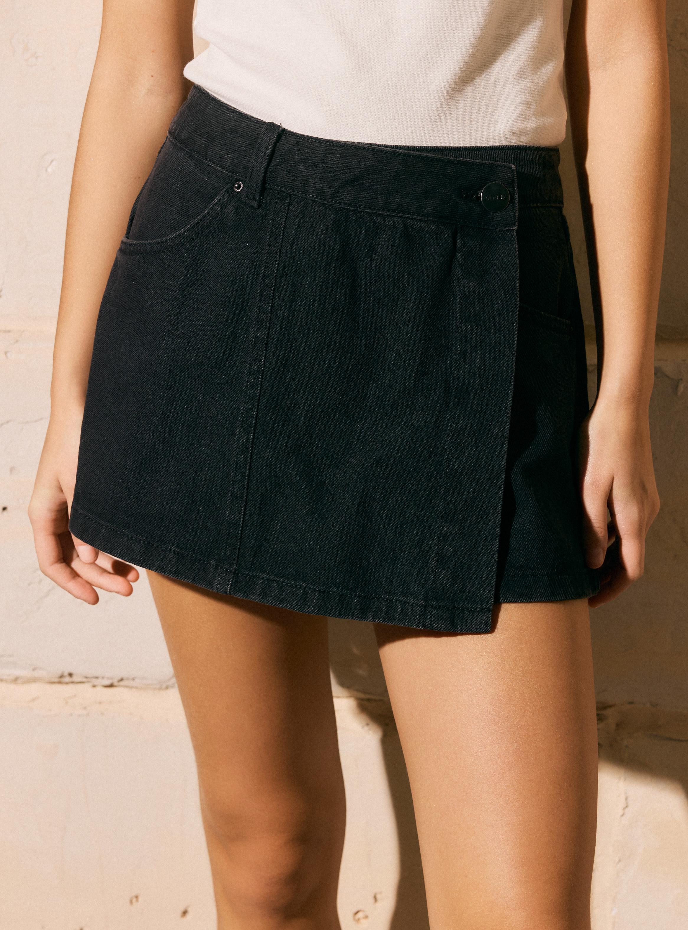 Falda Short Tiro Alto Diseño Cruzado y Cierre con Botón-2