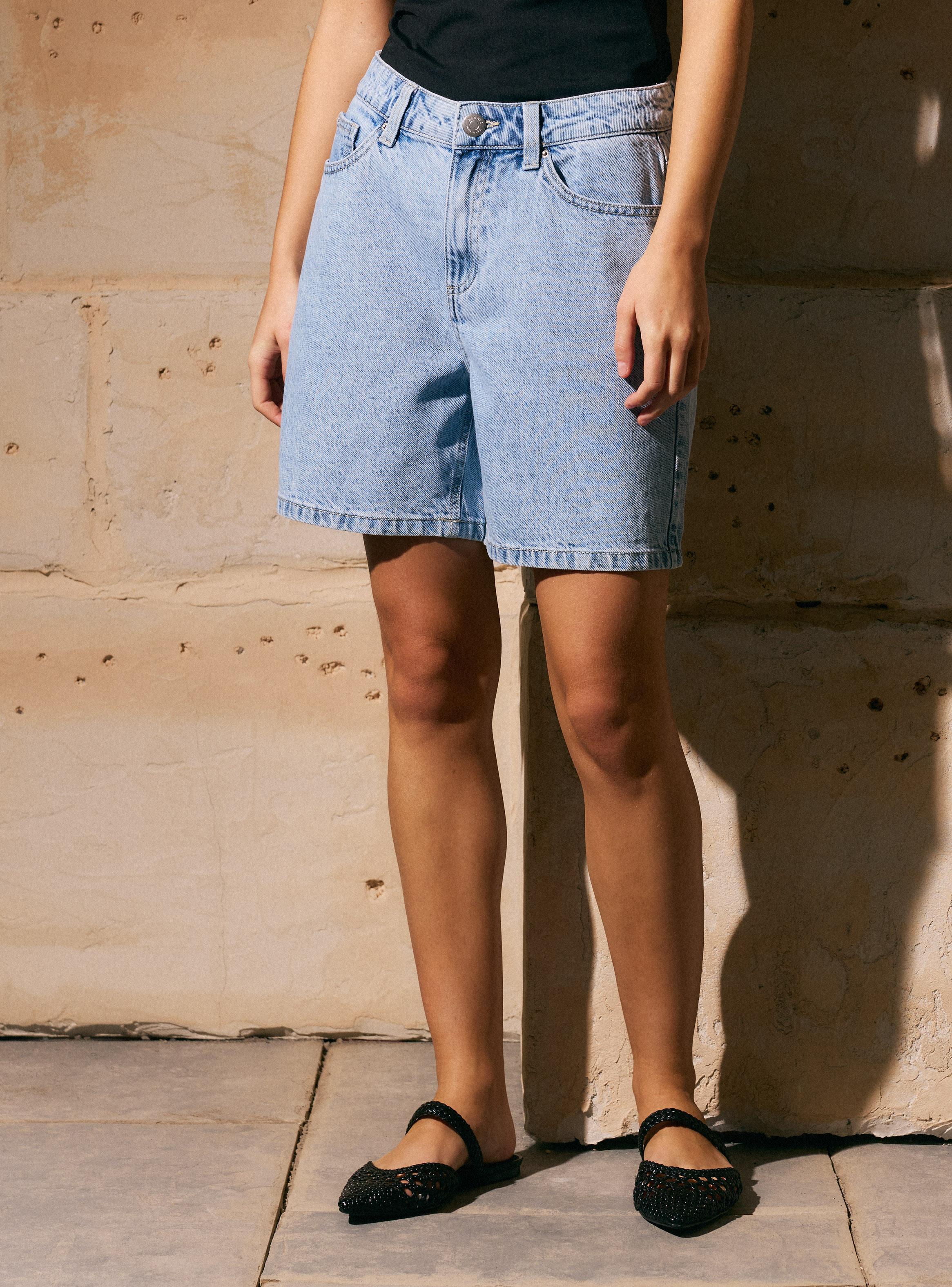 Short Denim Mom Tiro Medio-0