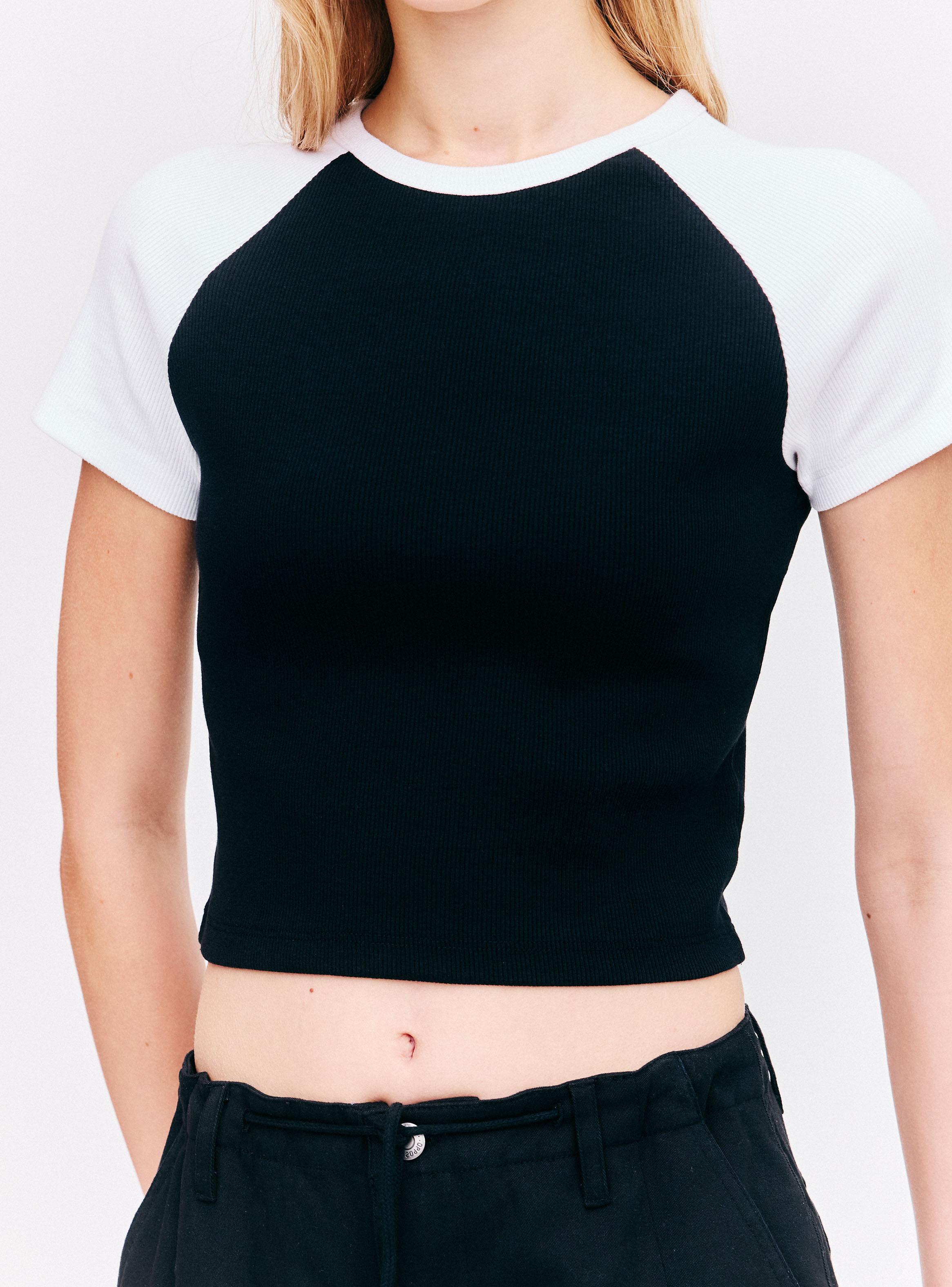 Polera Bicolor Raglán Cropped Manga Corta Cuello Redondo-3