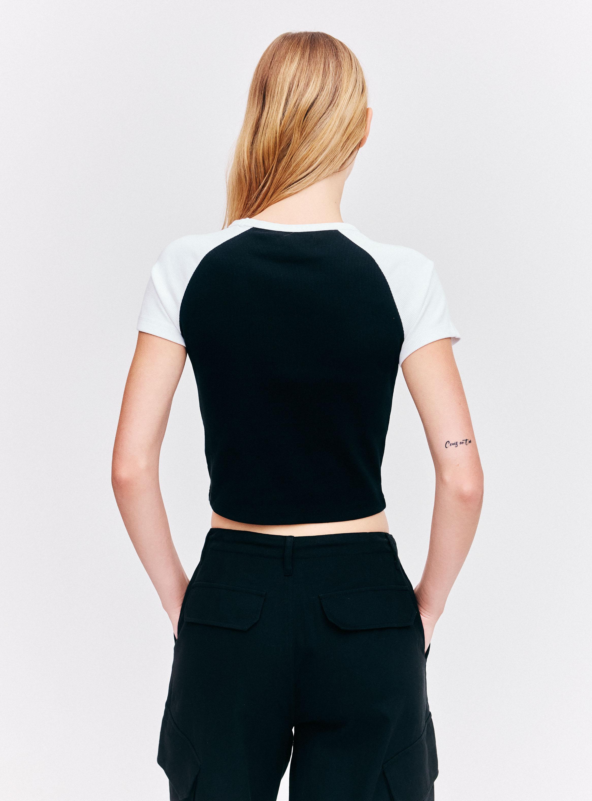 Polera Bicolor Raglán Cropped Manga Corta Cuello Redondo-1
