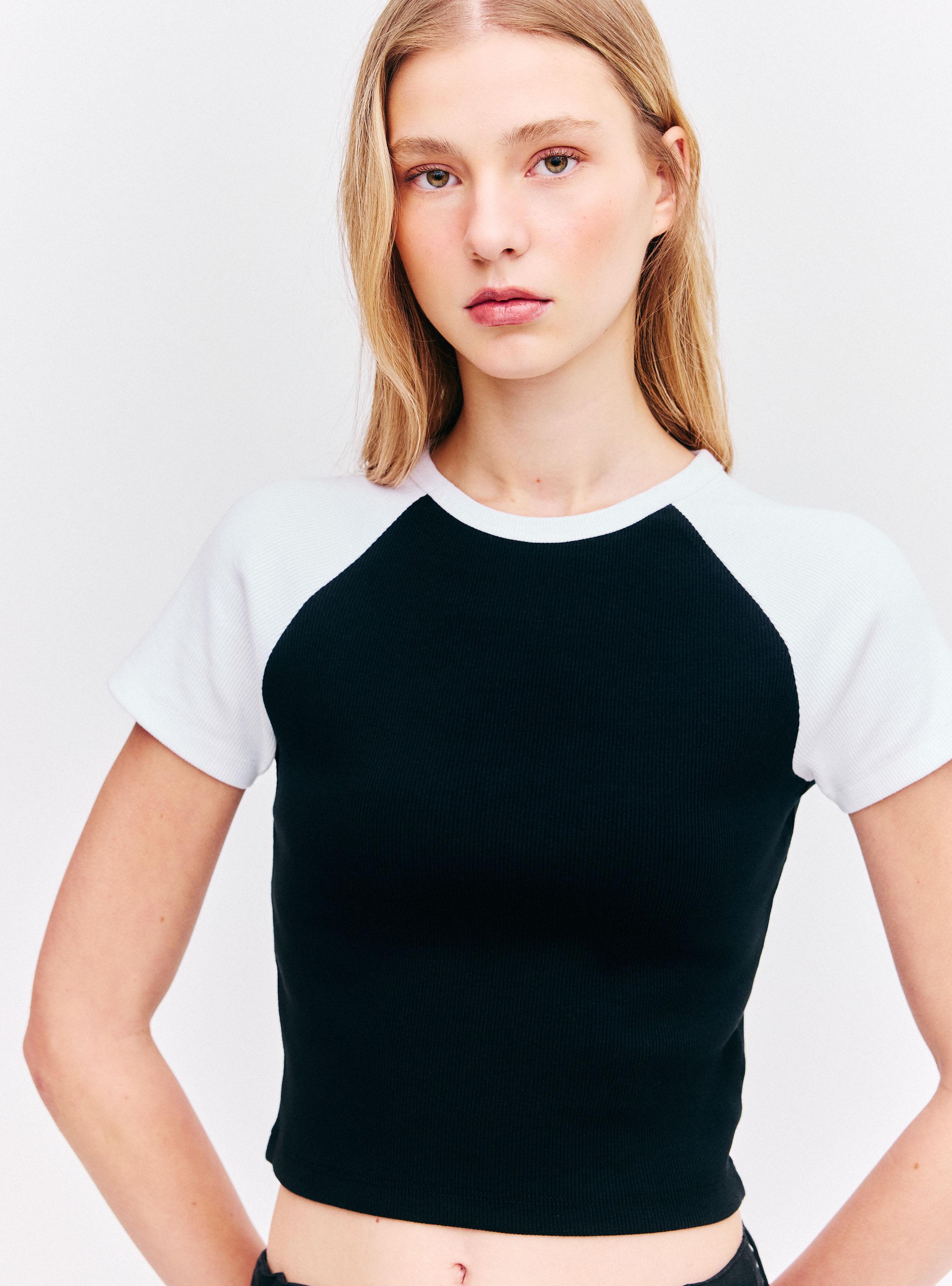 Polera Bicolor Raglán Cropped Manga Corta Cuello Redondo-2