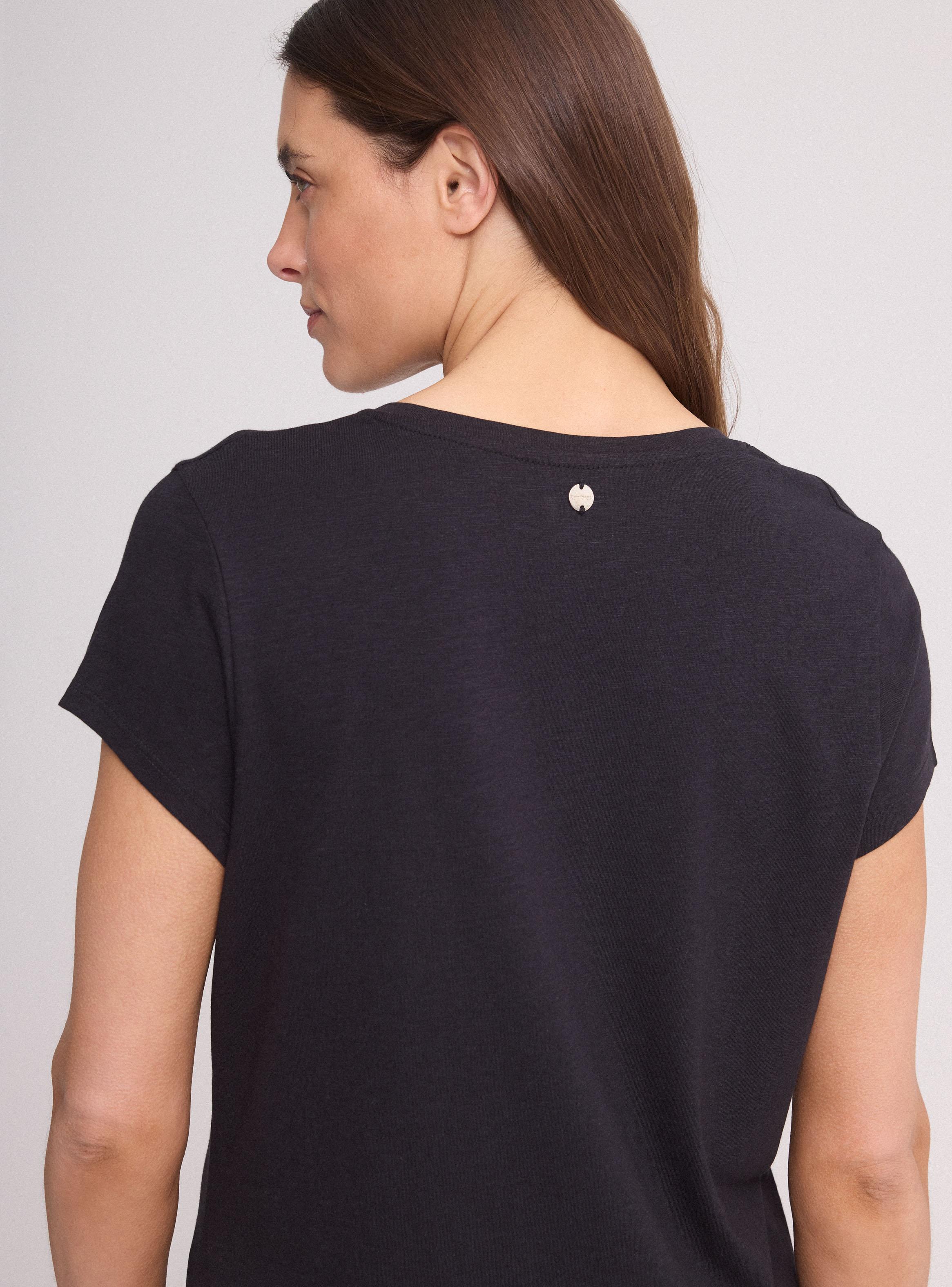 Polera Básica Cuello V Manga Corta-3