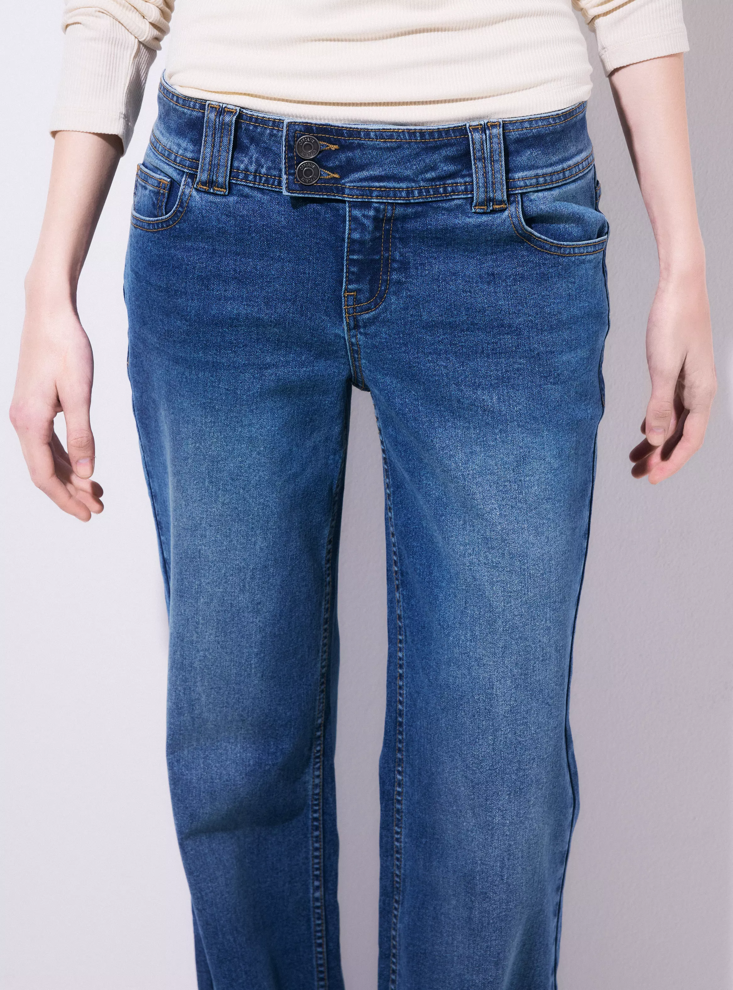 Jeans Flare Fit Medio con Strass Decorativo-3