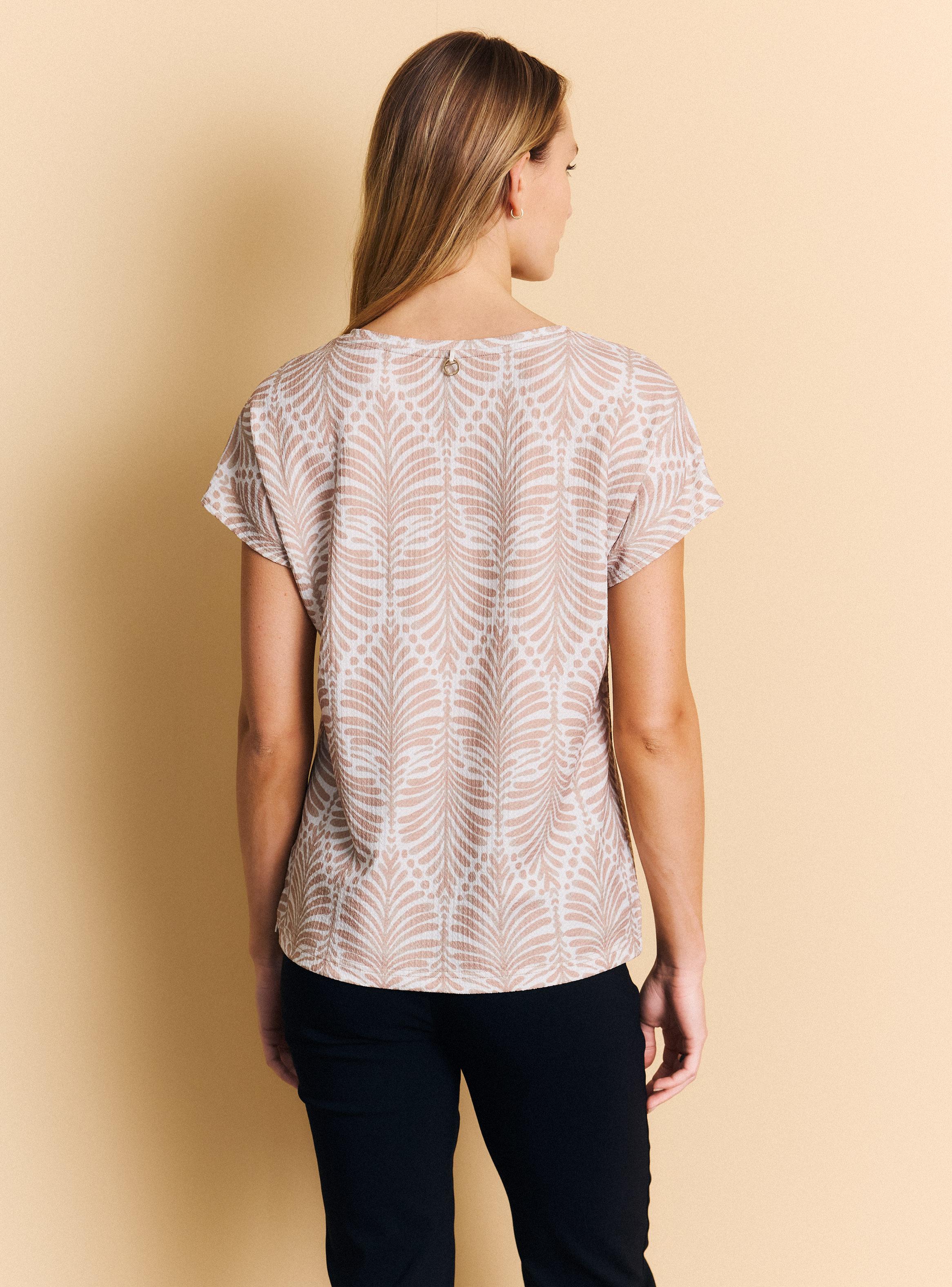 Polera  Texturizada Manga Corta Cuello V Estampada-3
