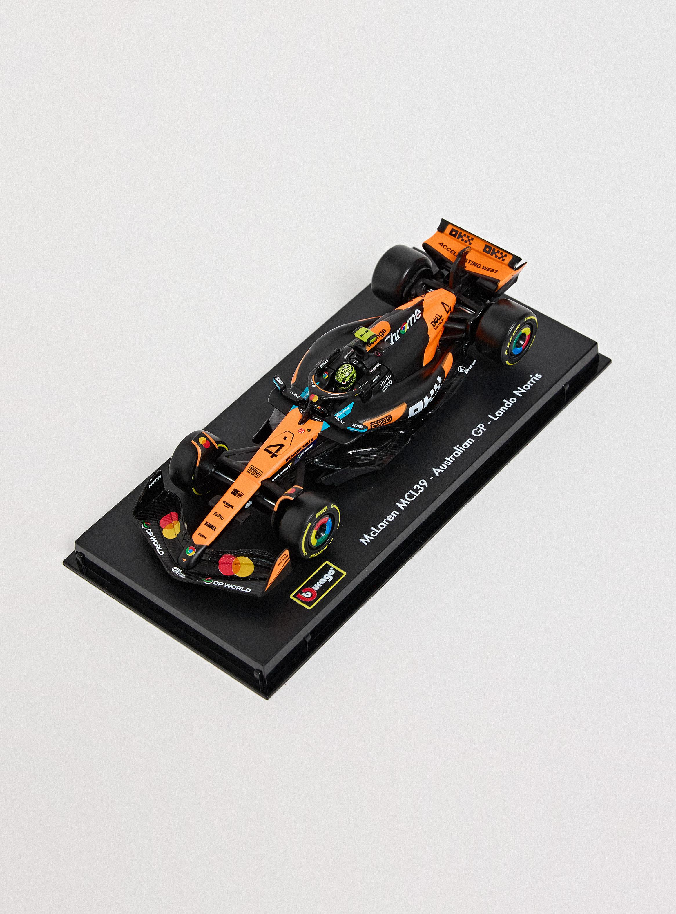 Auto McLaren MCL39 1:43 con Casco-2