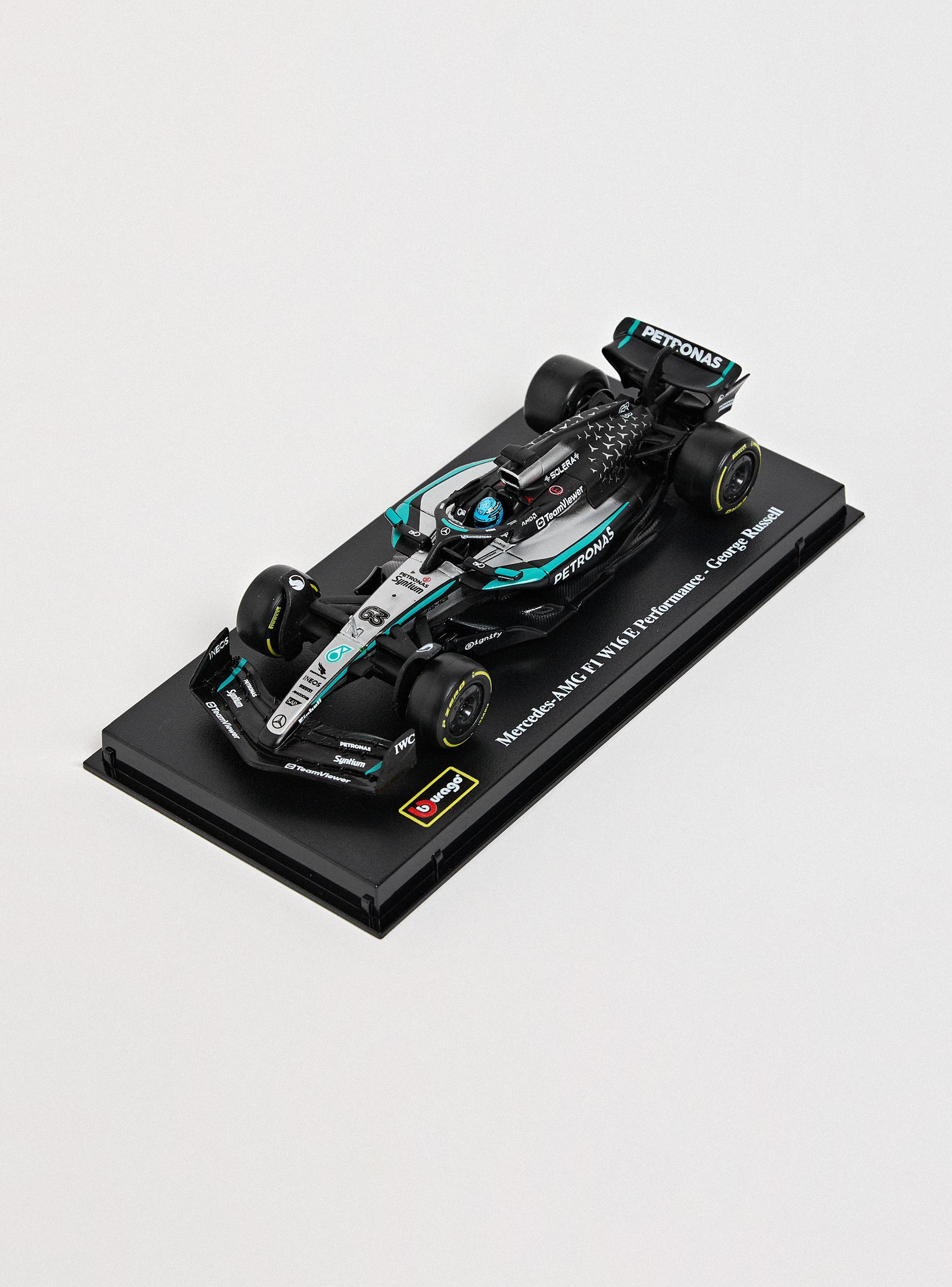 Auto Mercedes-AMG Petronas F1 W16 Team 1:43 con Casco-2